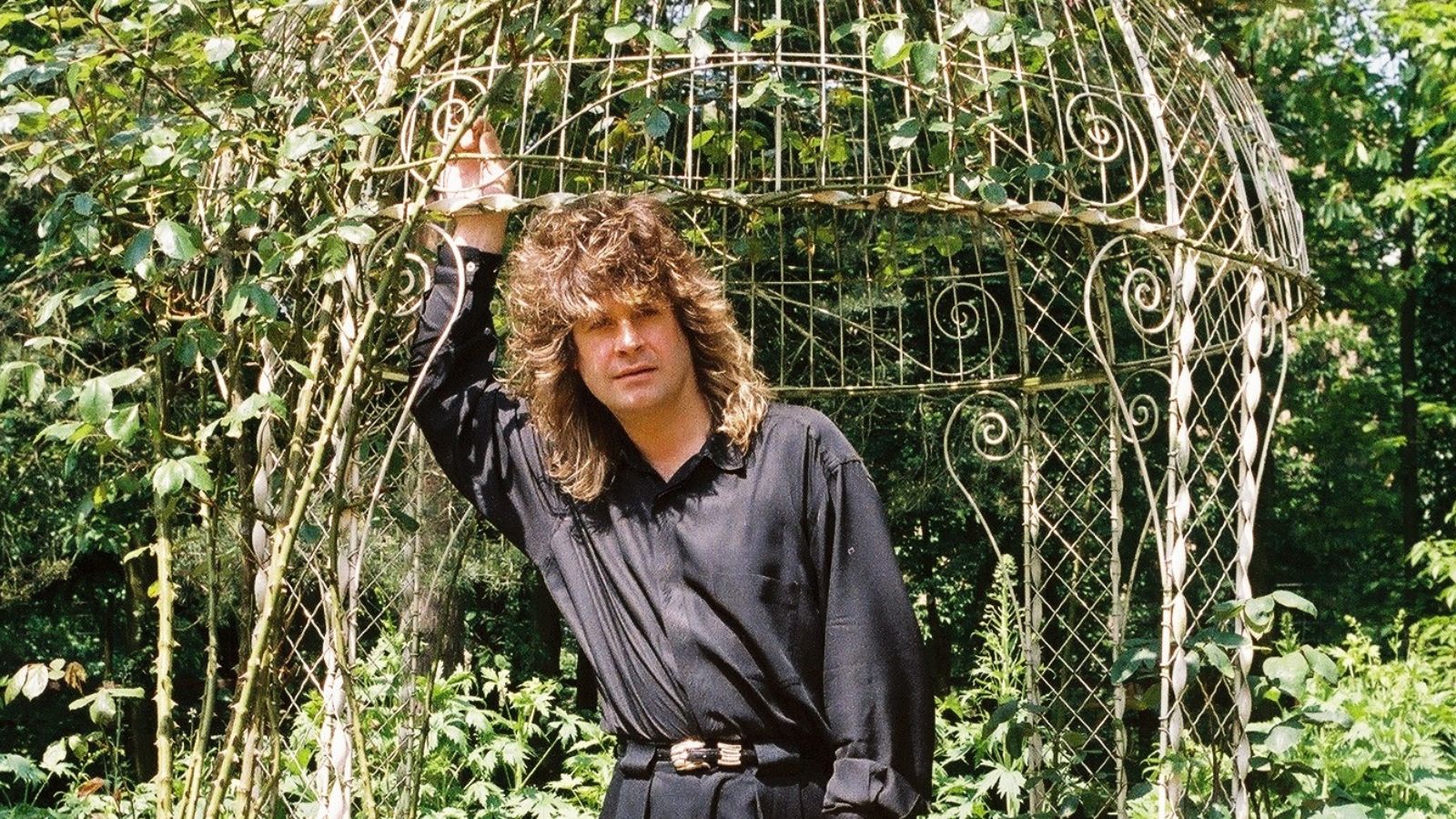 Ozzy Osbourne in seinem Garten in den 80ern