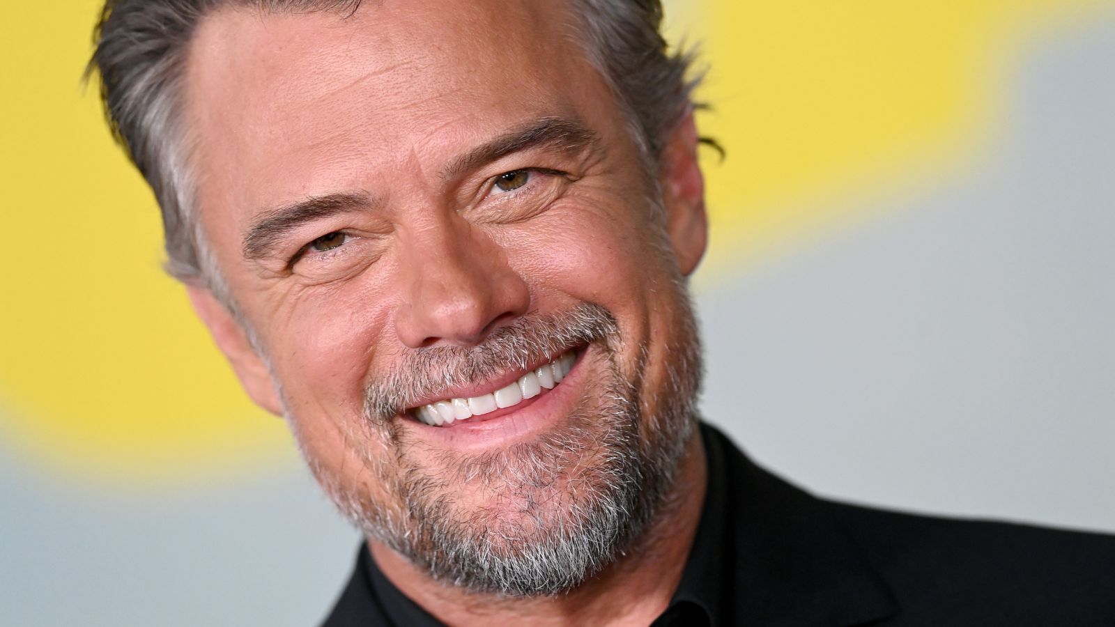 Josh Duhamel auf grauem Hintergrund