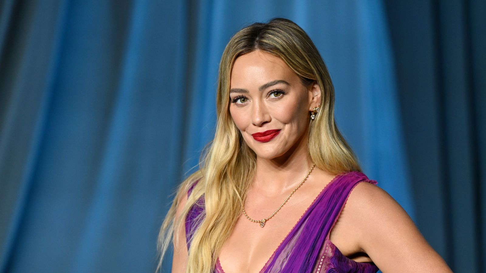 Hillary Duff auf blauem Hintergrund