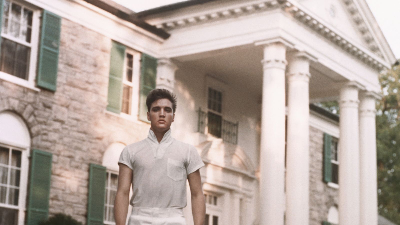 Elvis Presley vor Graceland