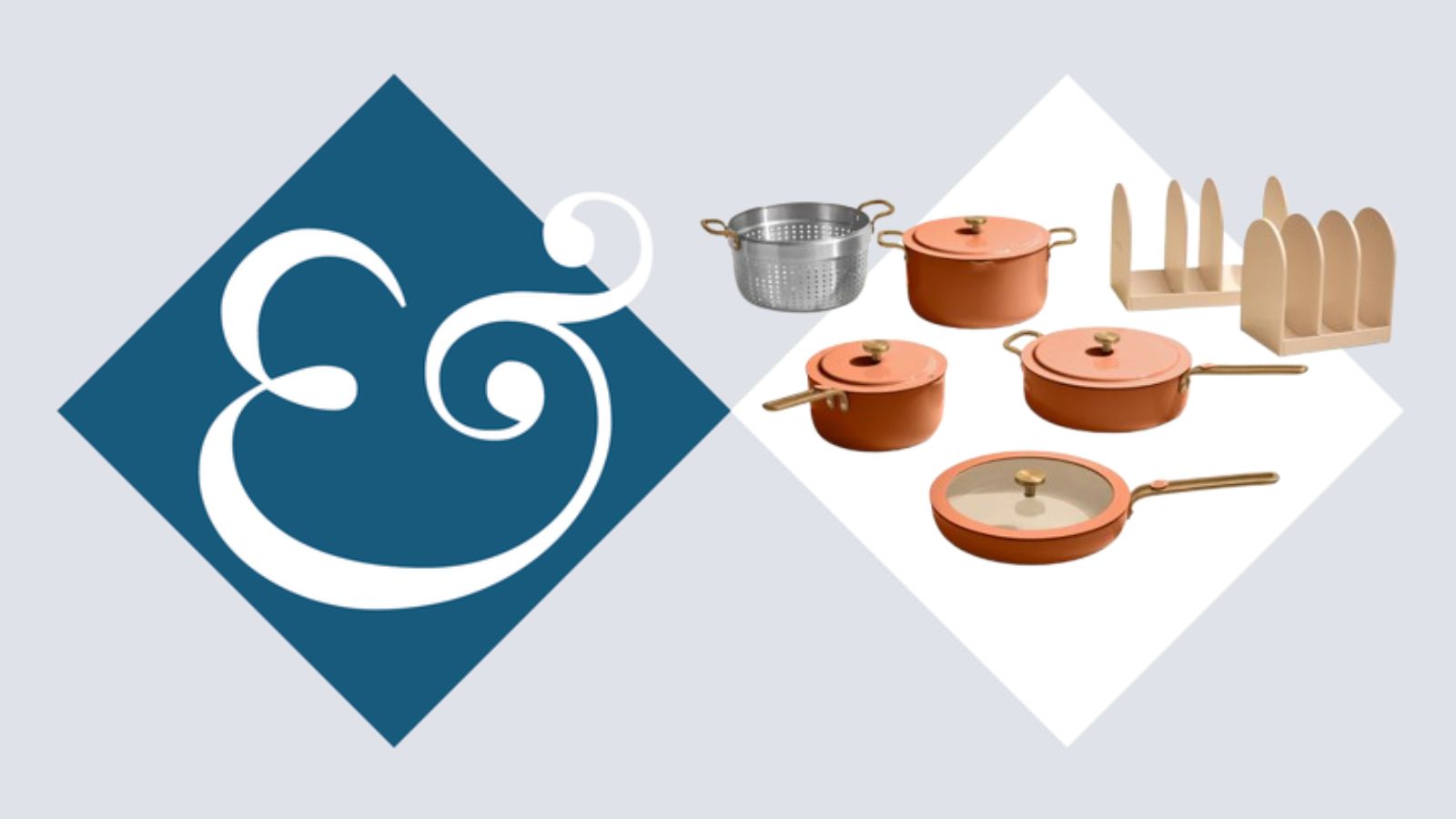 Our Place 11-teiliges Essentials-Kochgeschirrset in Terrakotta bei Homes & Gärten blauer Hintergrund mit weißem kaufmännischem Und-Logo und dunkelblauen und weißen Rautenformen