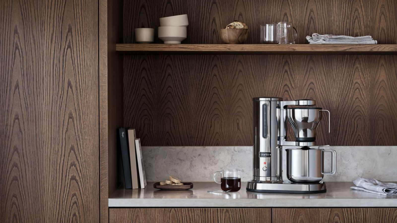 Die Aarke-Kaffeemaschine in einer modernen Holzküche 