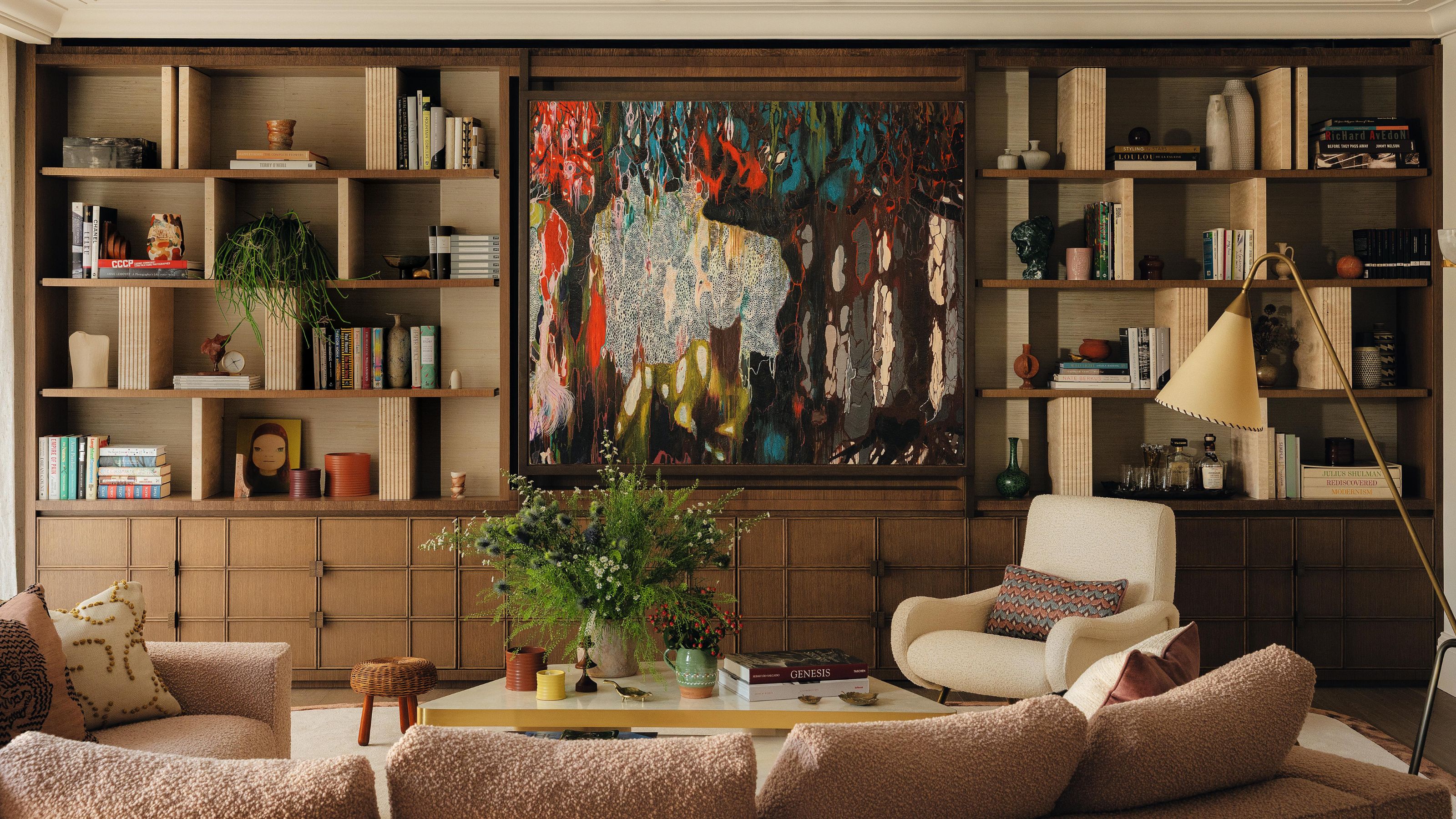 ein mehrschichtiges Wohnzimmer mit einer großen hölzernen Medienwand und abstrakten Kunstwerken, die den Fernseher verbergen