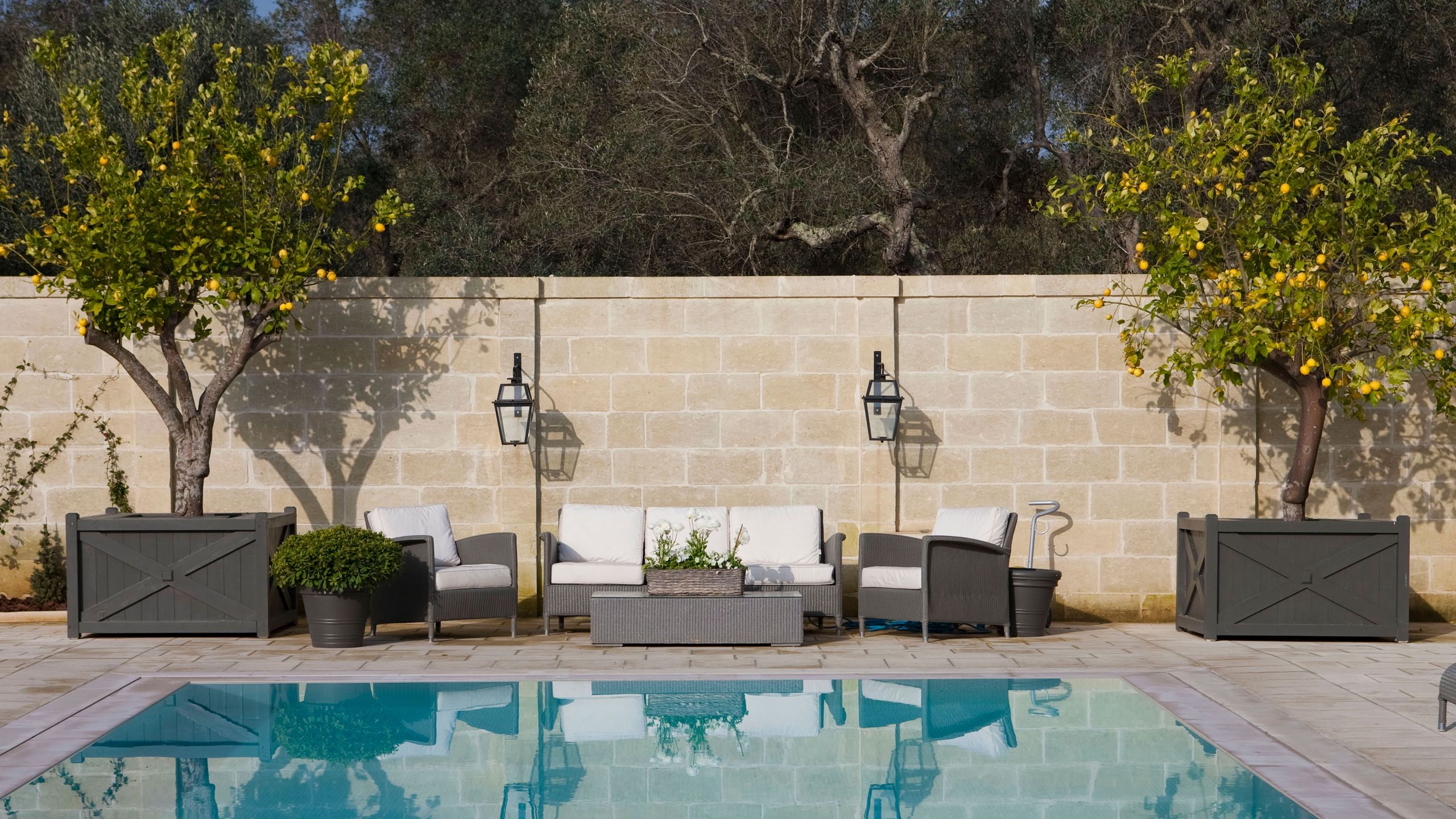 Die neue 10-Dollar-Terrassenleuchte von ALDI ist das minimalistische Garten-Upgrade, das jeder diesen Sommer kaufen wird