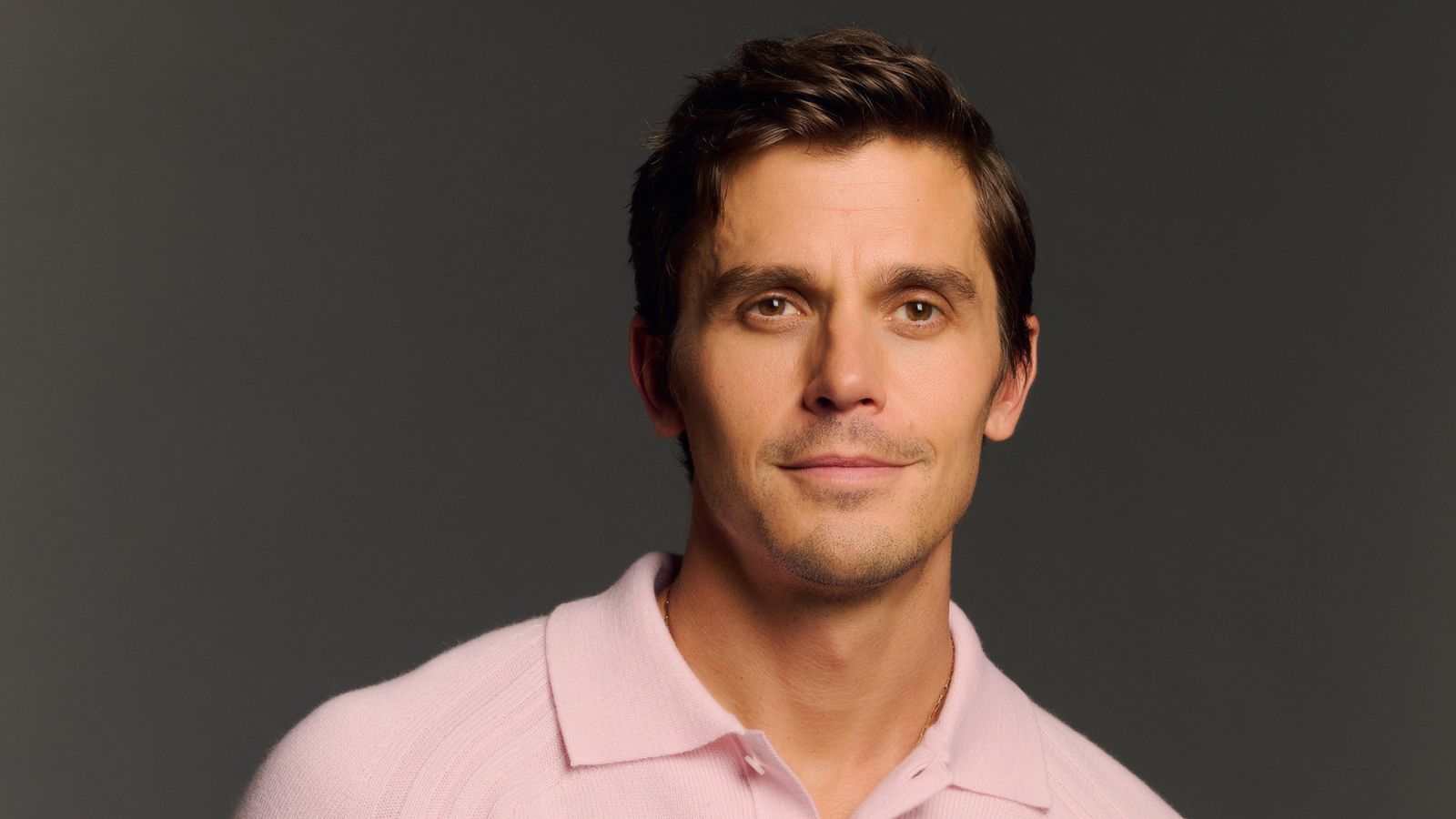 Antoni Porowski auf grauem Hintergrund