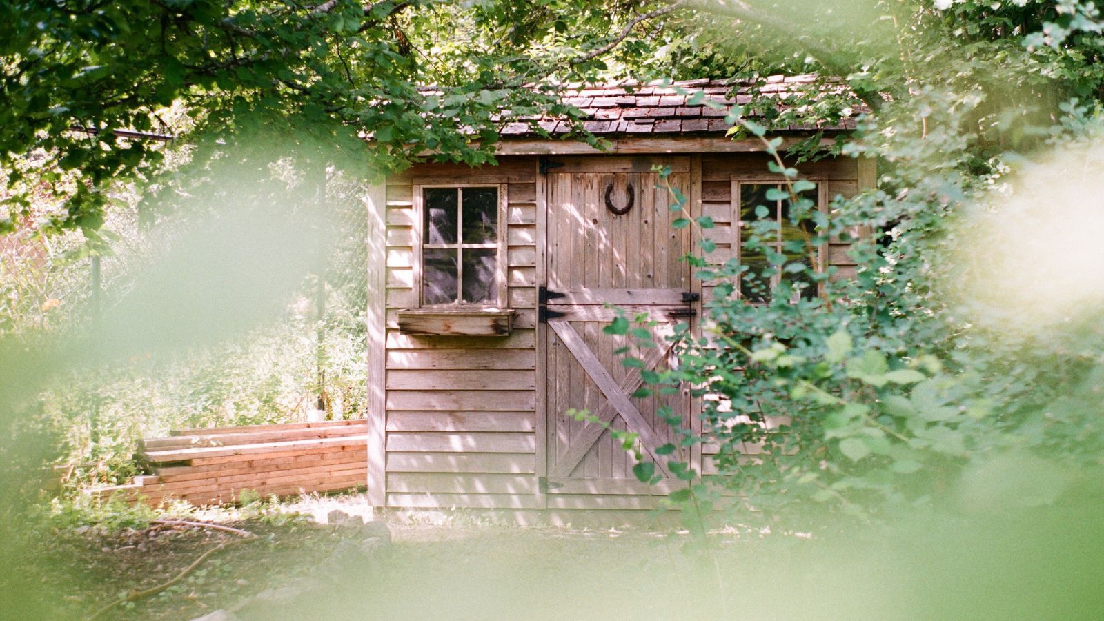 Ein Gartenhaus in einem üppig grünen Garten