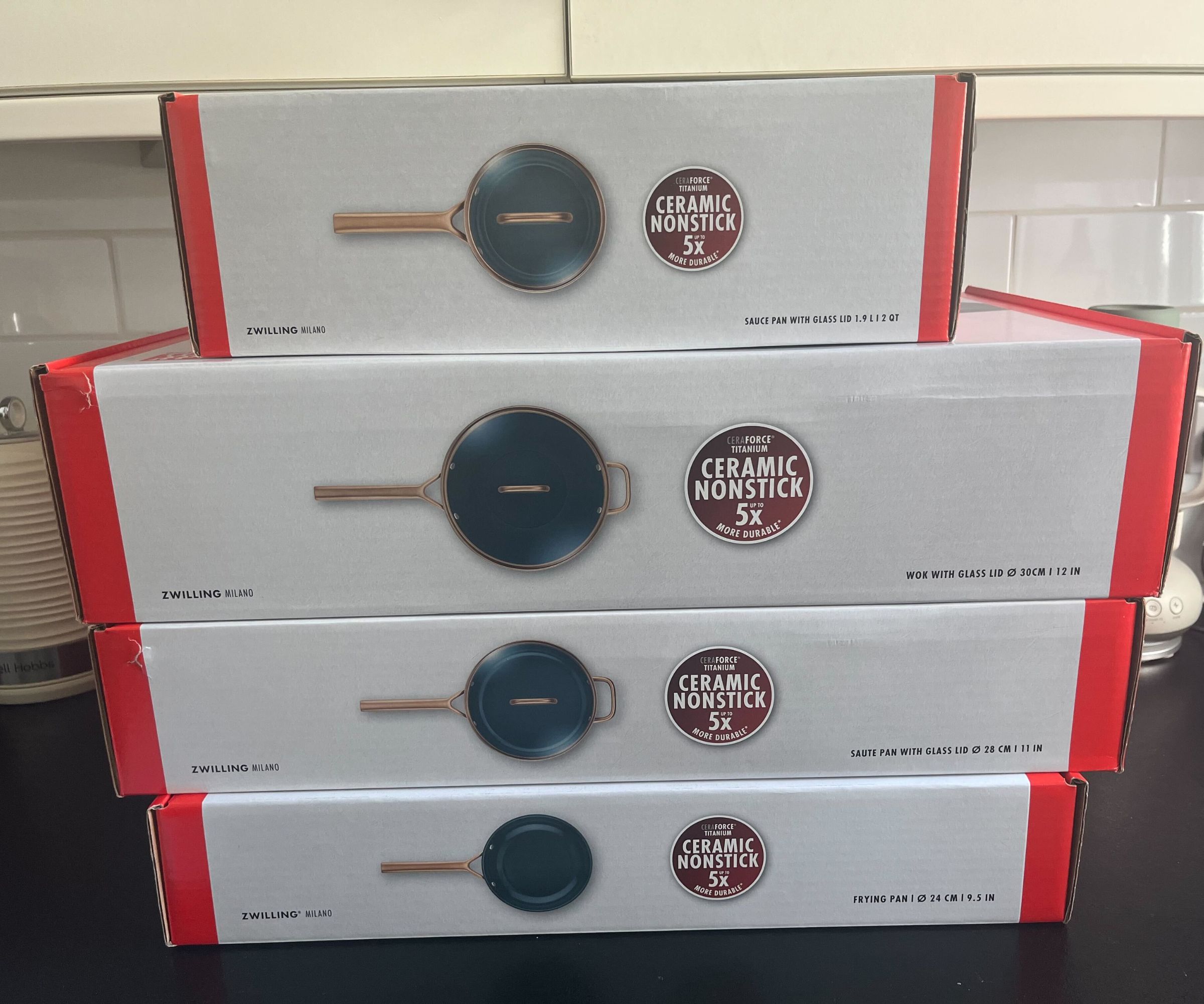 Ein Stapel Pfannenboxen für das Zwilling Milano Pfannenset