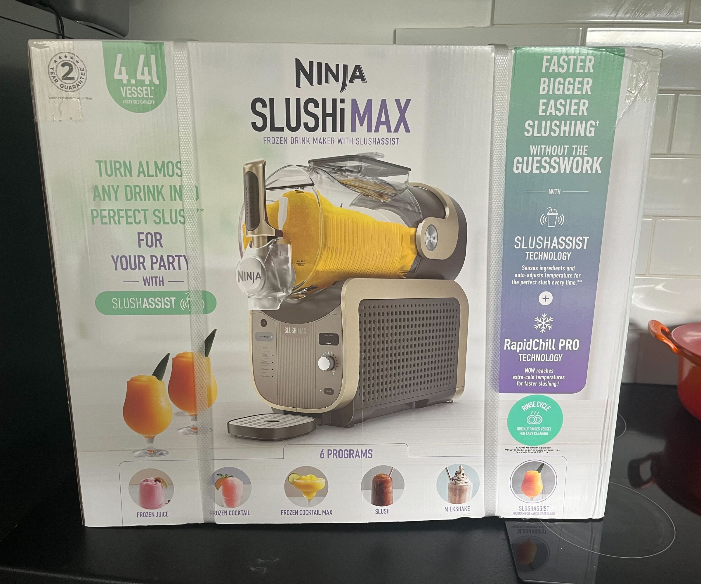 Die Box für den Ninja Sushi Max auf einer schwarzen Küchentheke. 