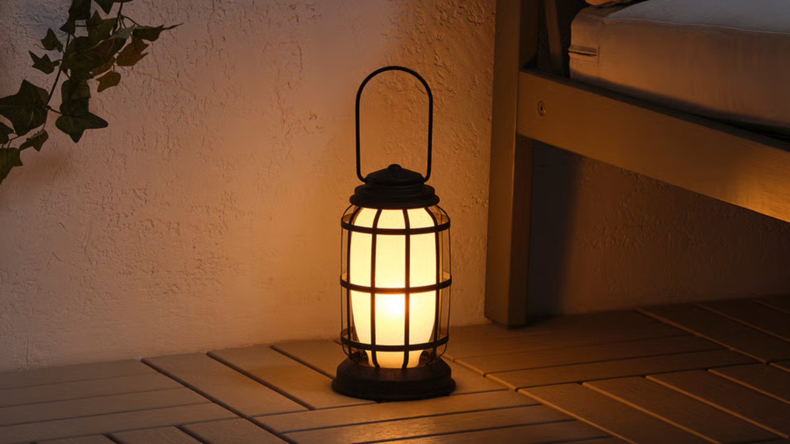 eine kleine leuchtende Laterne auf dem Boden einer Terrasse