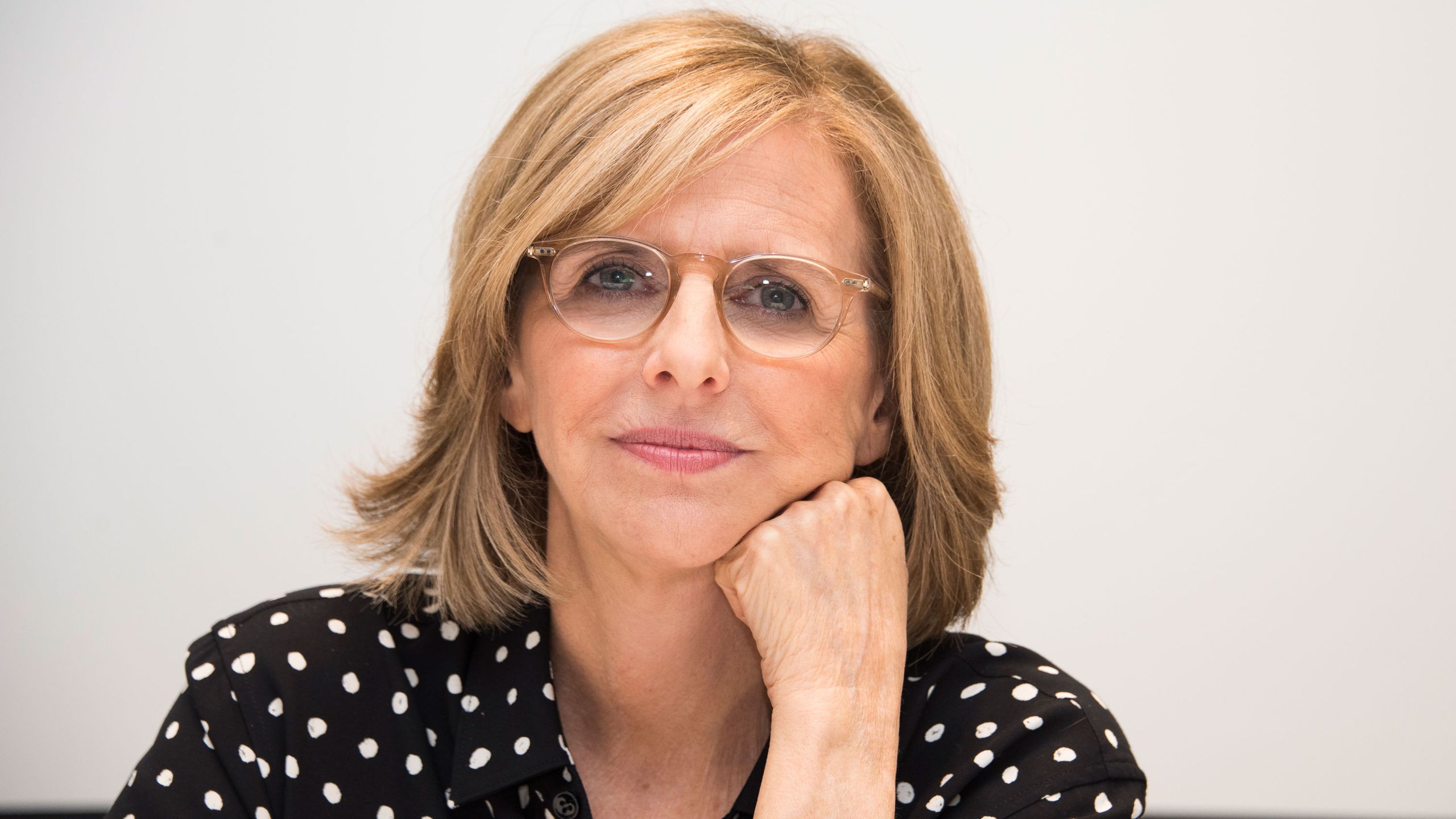 Tut mir leid, Streifen: Nancy Meyers beweist, dass diese Anti-Trend-Weißpalette die elegantesten Poolbereiche beherrscht