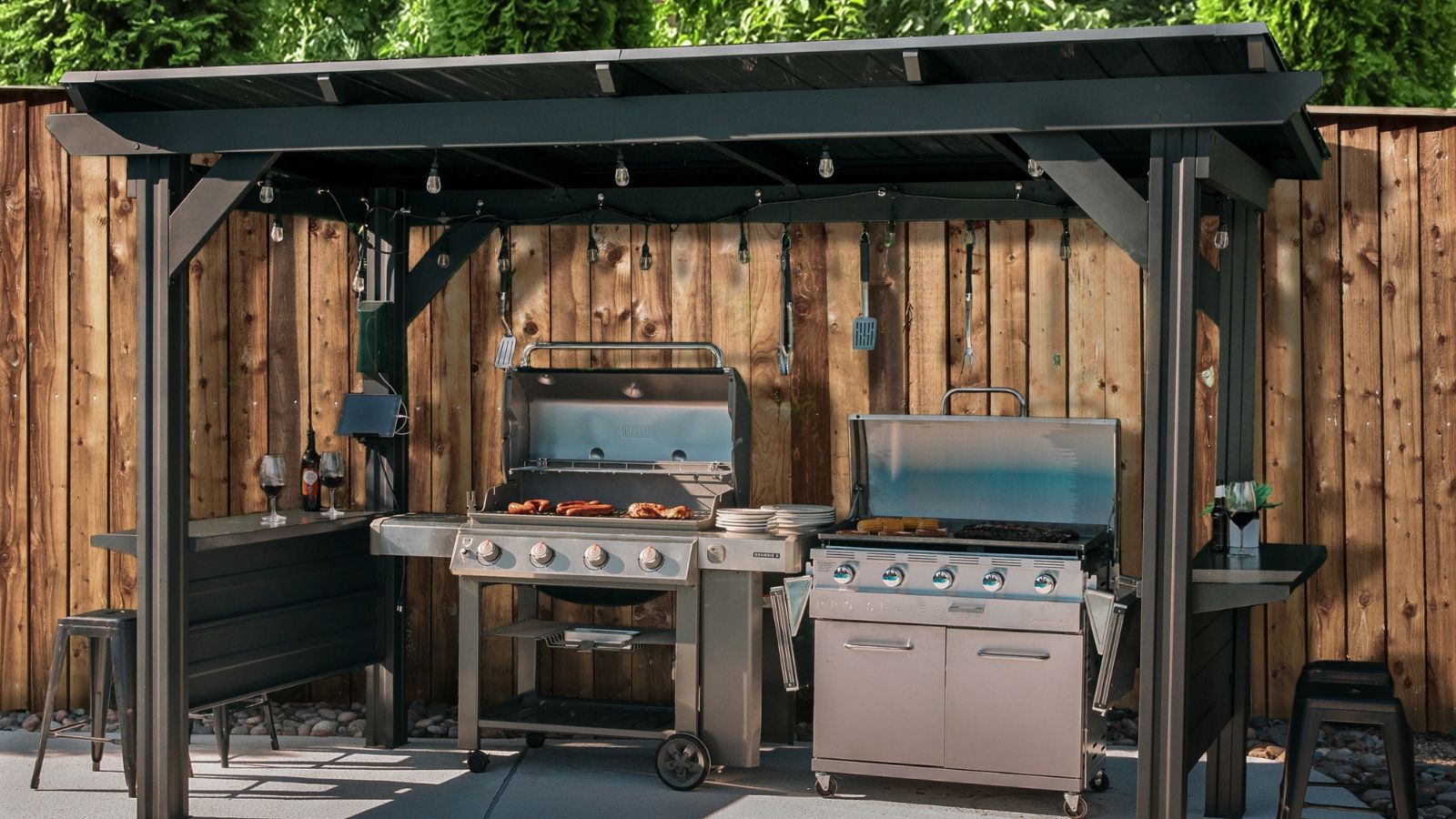 Zwei Gasgrills unter einem Grillpavillon