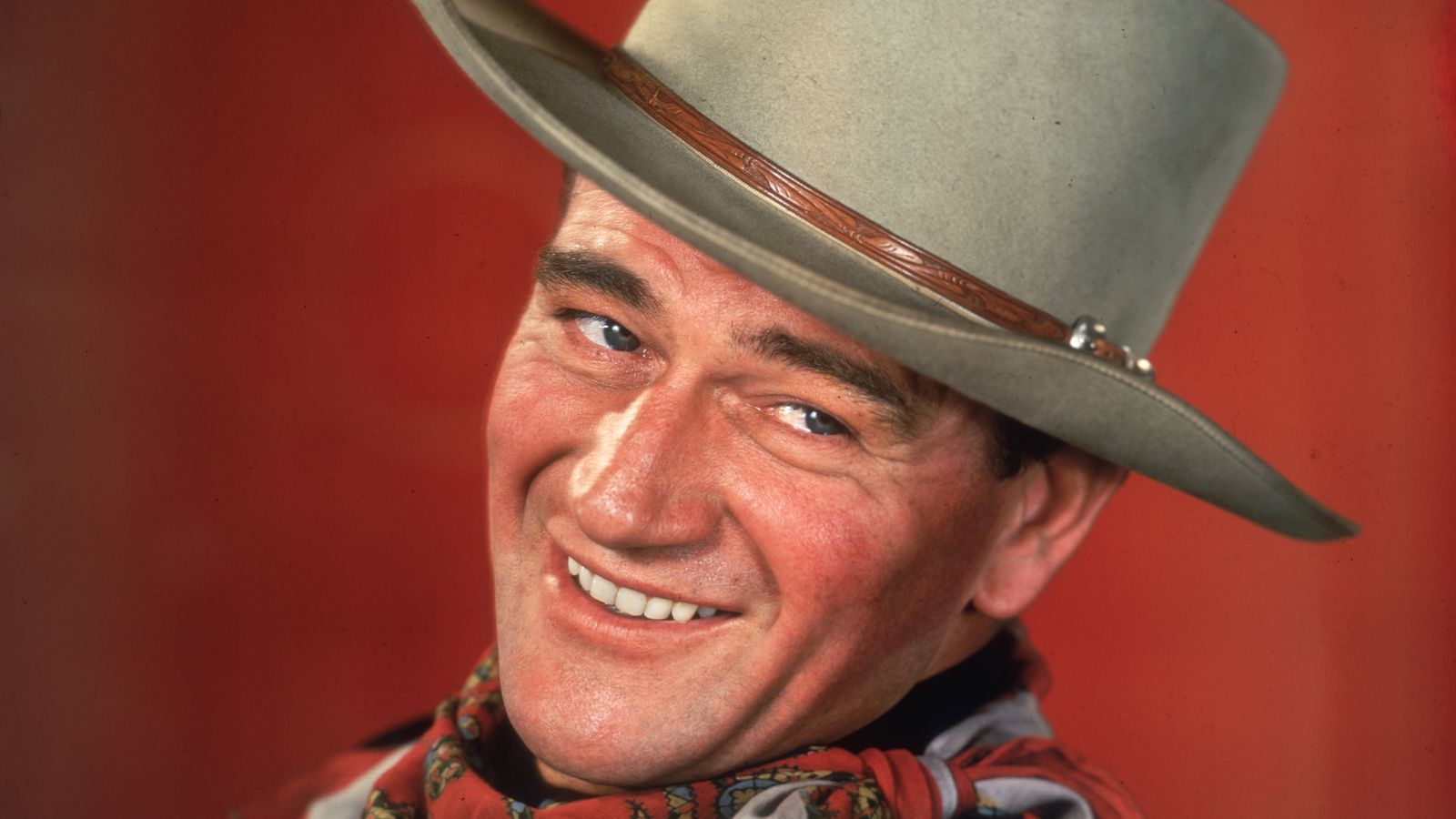 John Wayne auf rotem Hintergrund