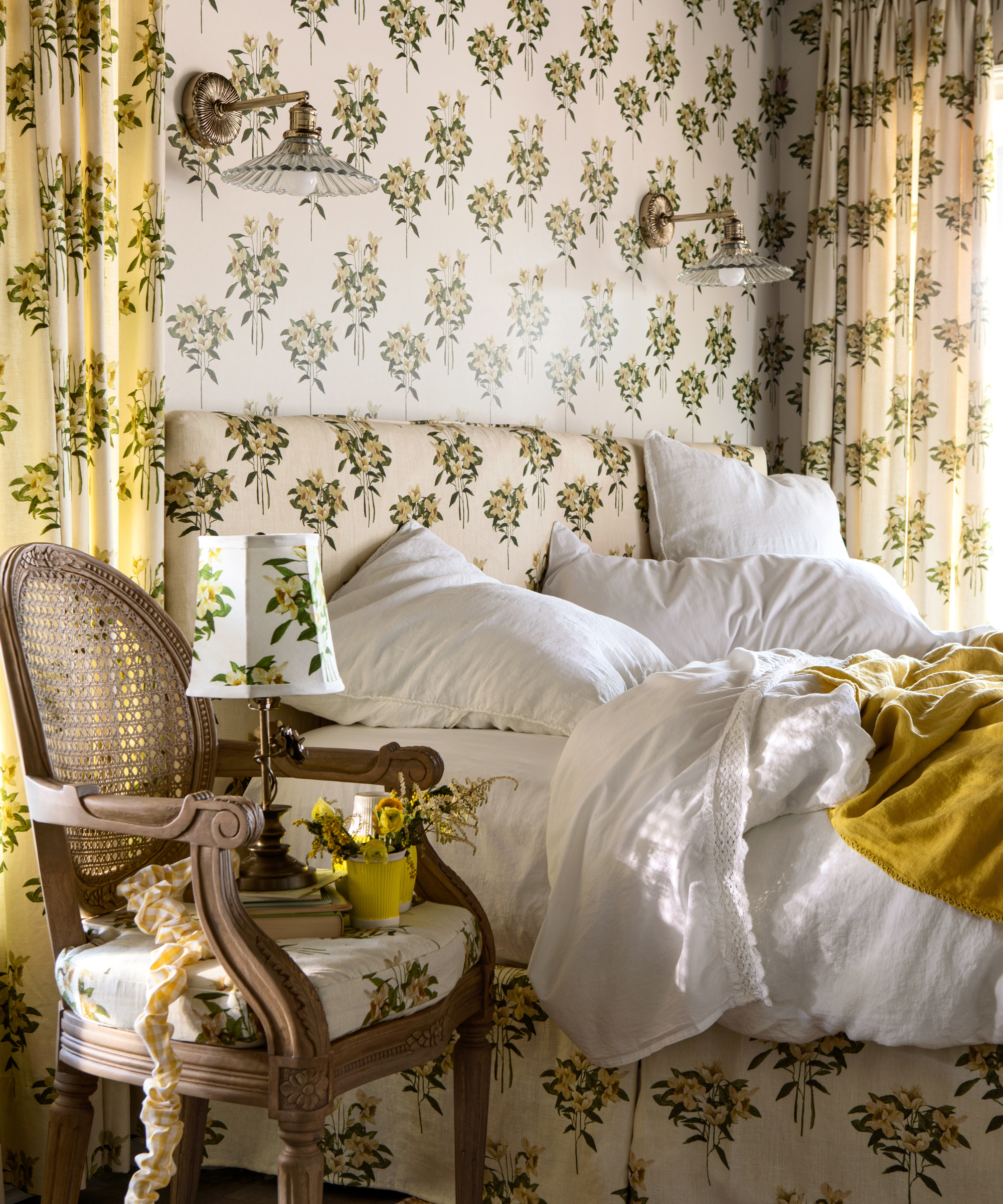 ein Schlafzimmer, das in ein gelbes und grünes Blumenmuster getaucht ist