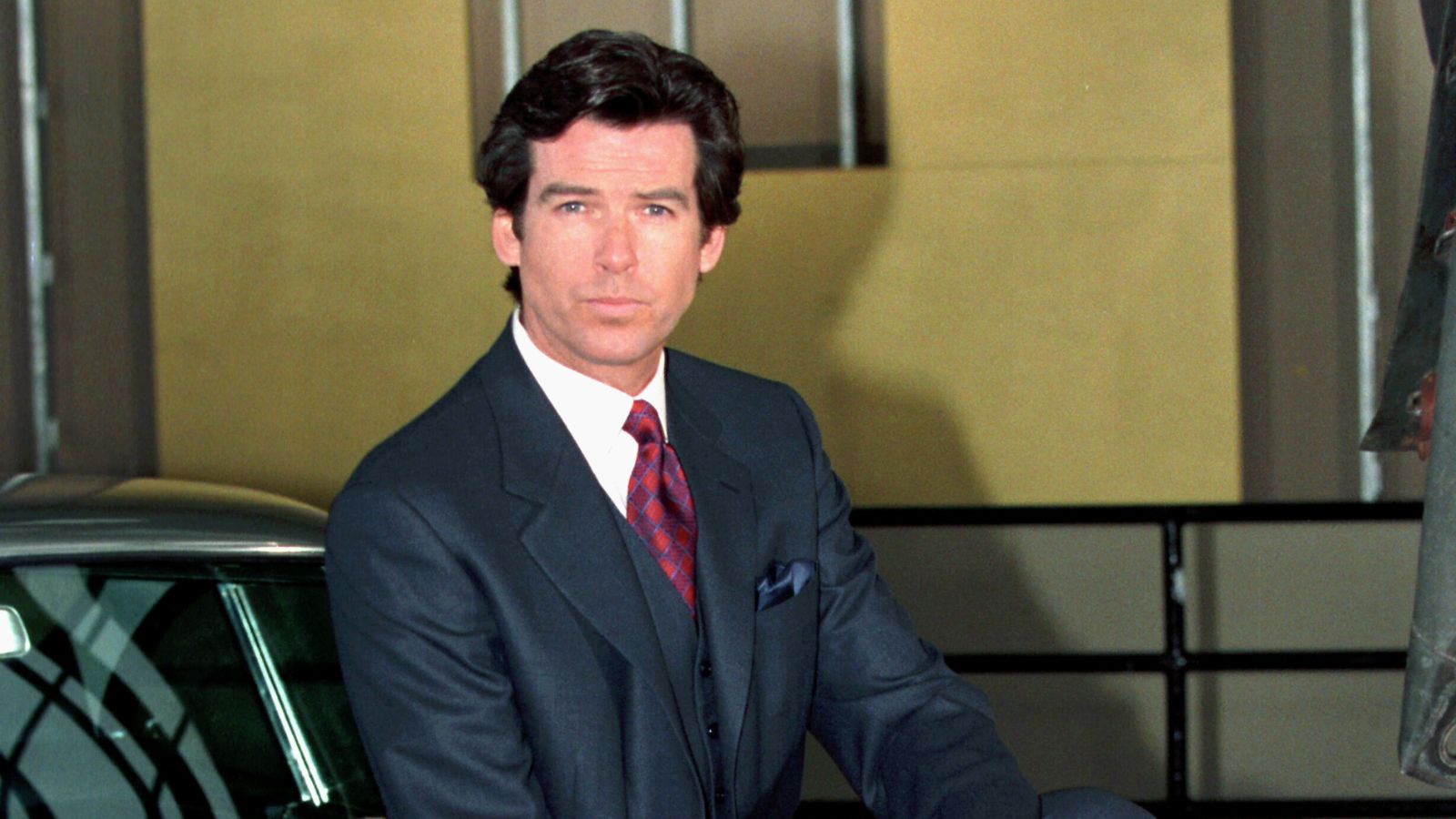 Pierce Brosnan auf gelbem Hintergrund