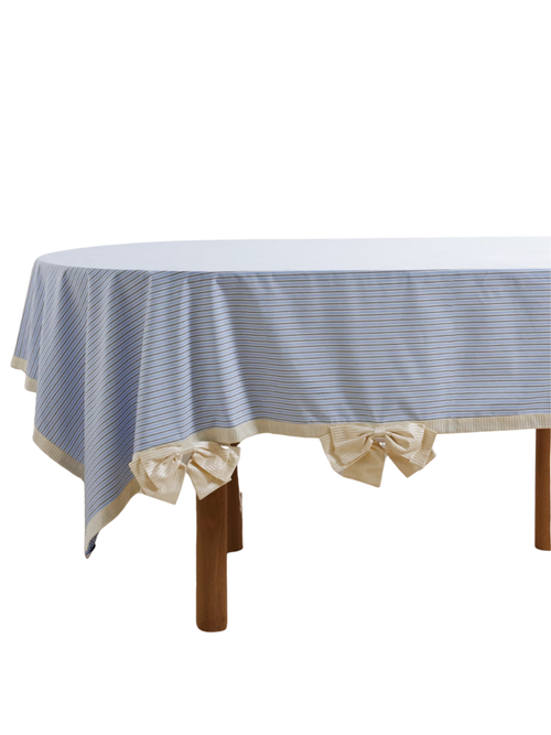 Gestreifte Tischdecke mit Schleifen- und Knopfdetail