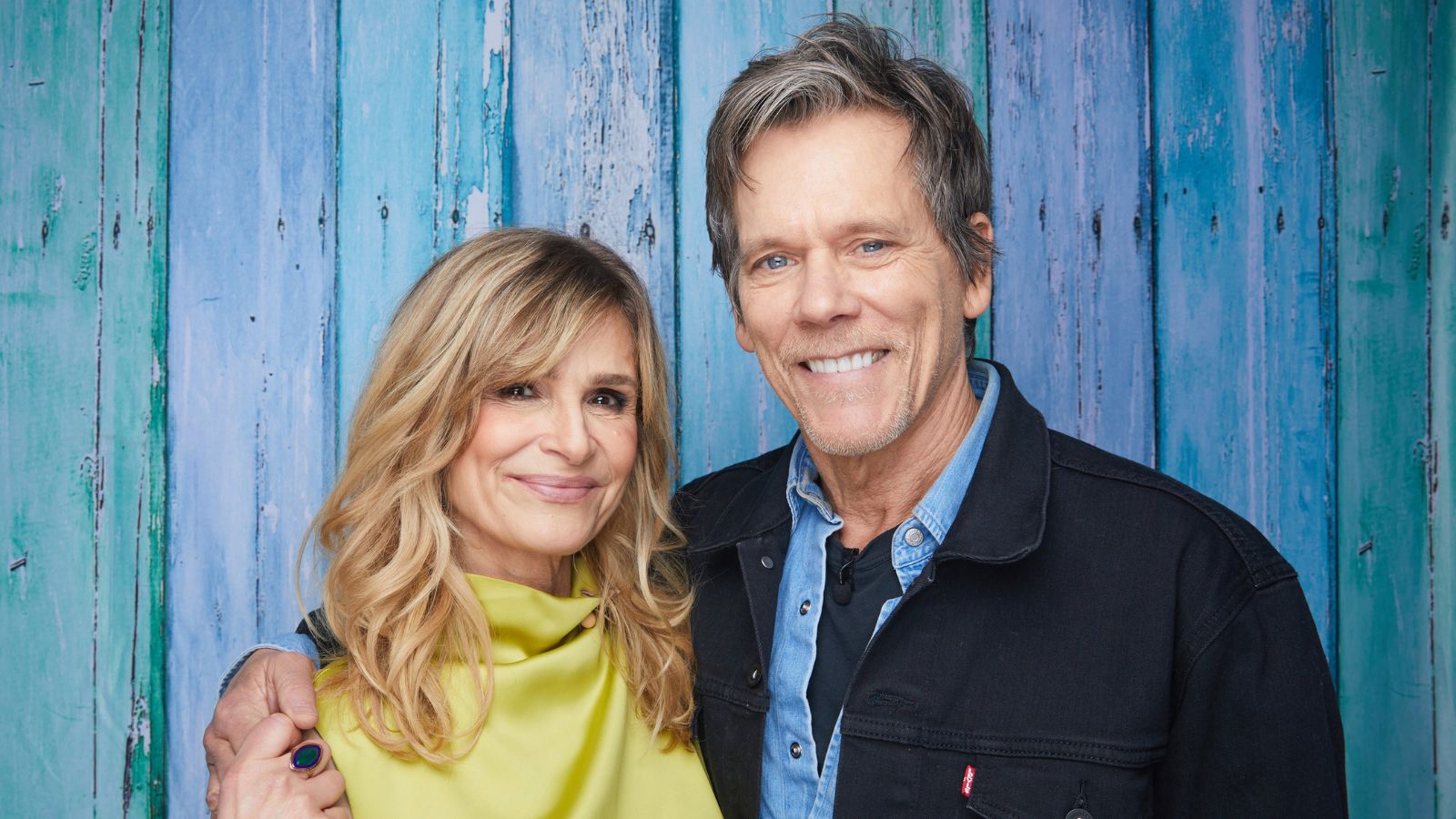 Kyra Sedgwick und Kevin Bacon auf blauem Hintergrund