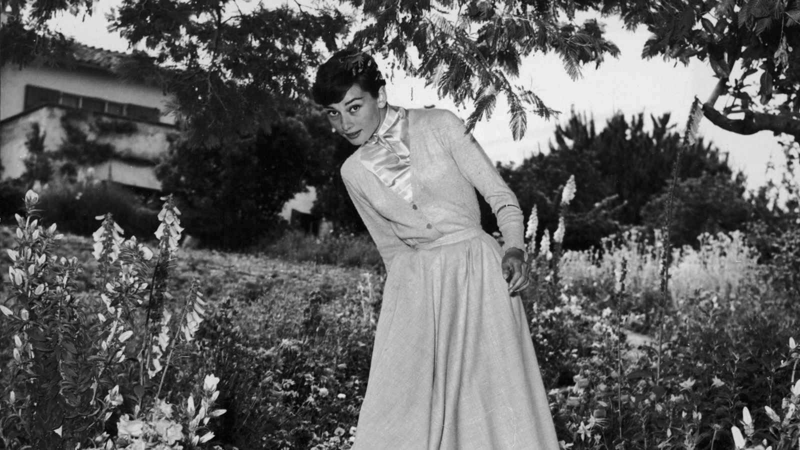 Audrey Hepburn in einem Garten