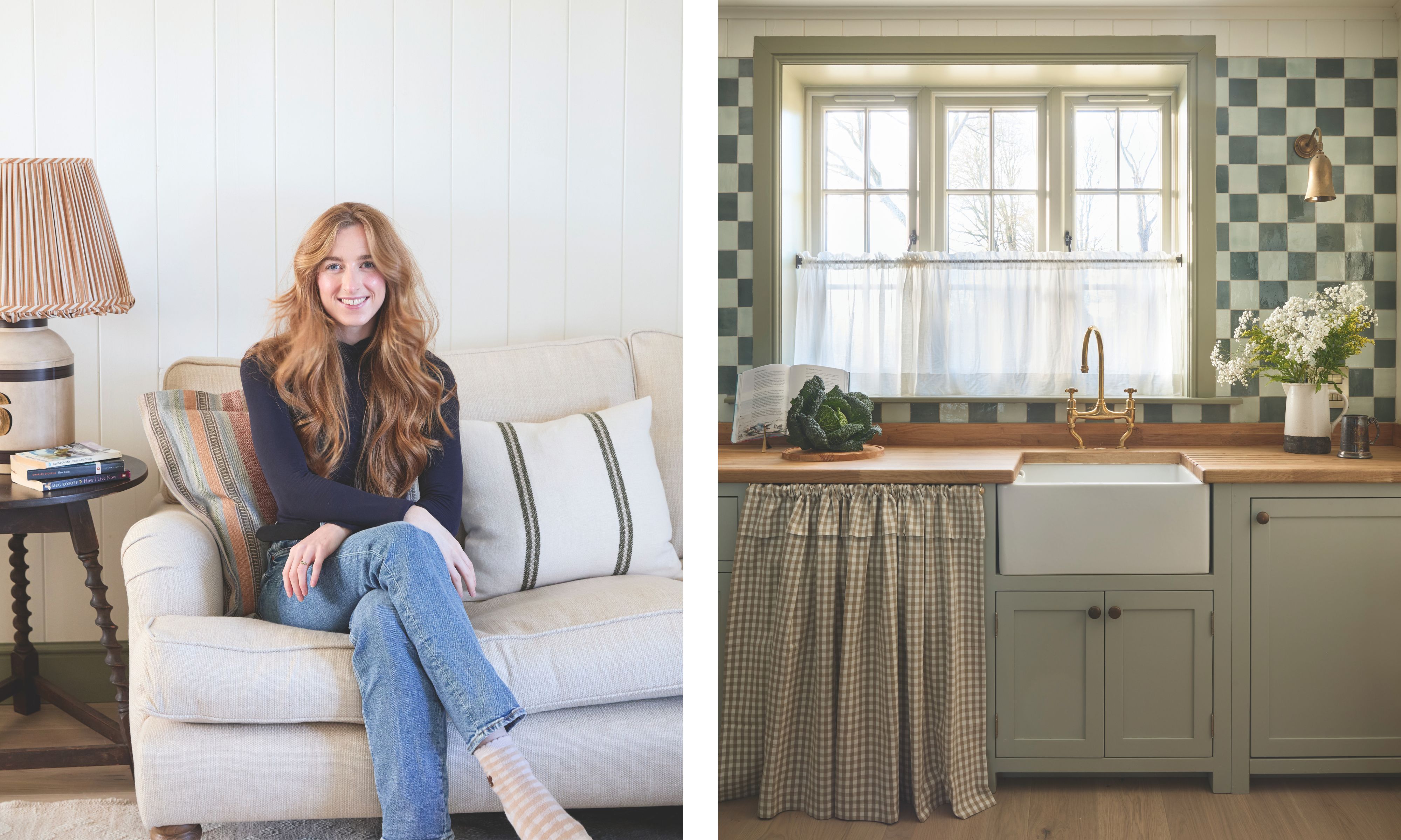 Ein zusammengesetztes Bild nebeneinander. Links sitzt Designerin Tess MacGeachy auf einem beigen Sofa vor weiß getäfelten Wänden. Auf der rechten Seite befindet sich eine Küche im Landhausstil mit einer weißen Bauernspüle, salbeigrünen Schränken, einer Rückwand aus karierten Fliesen und einem Messinghahn unter einem Fenster mit Café-Vorhängen.