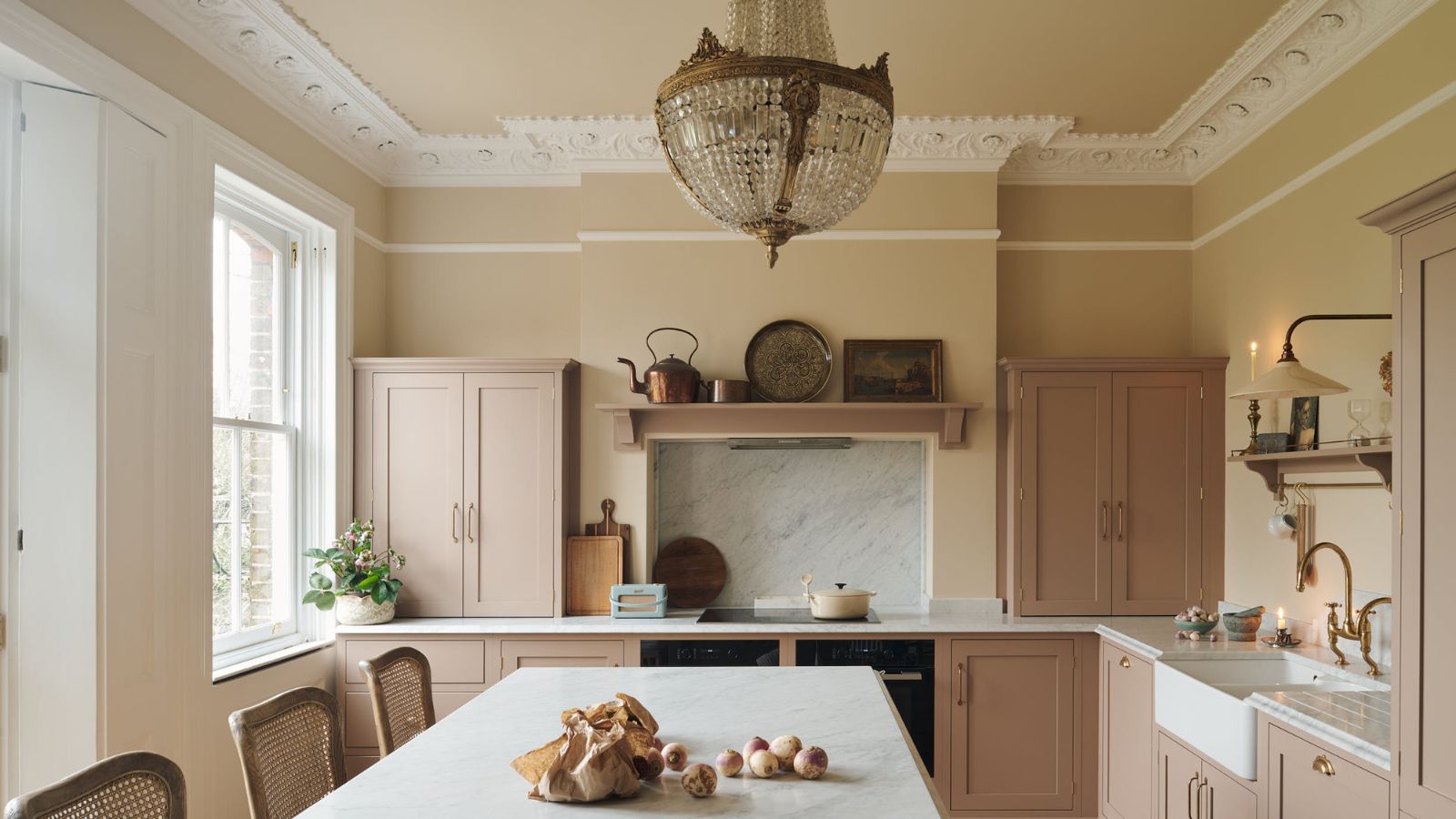 deVOL Kitchens Französisch-schicke Landhausküche mit Marmor-Kochfeldecke und Kronleuchter