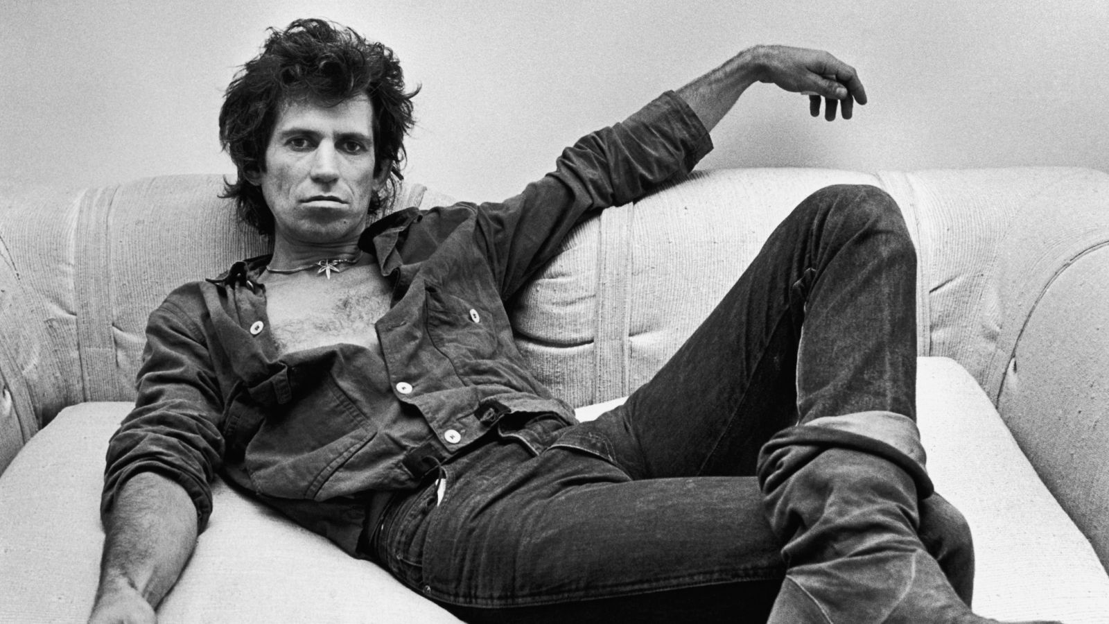Keith Richards auf einer Couch in seinem Büro in den 80ern