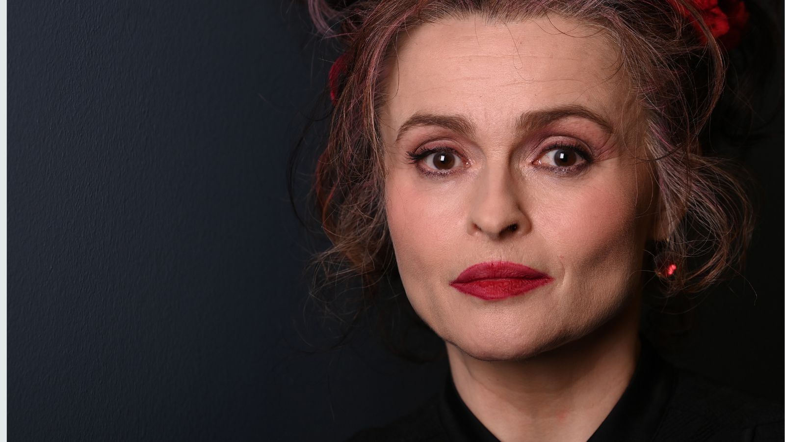 Helena Bonham Carter auf einem marineblauen Hintergrund