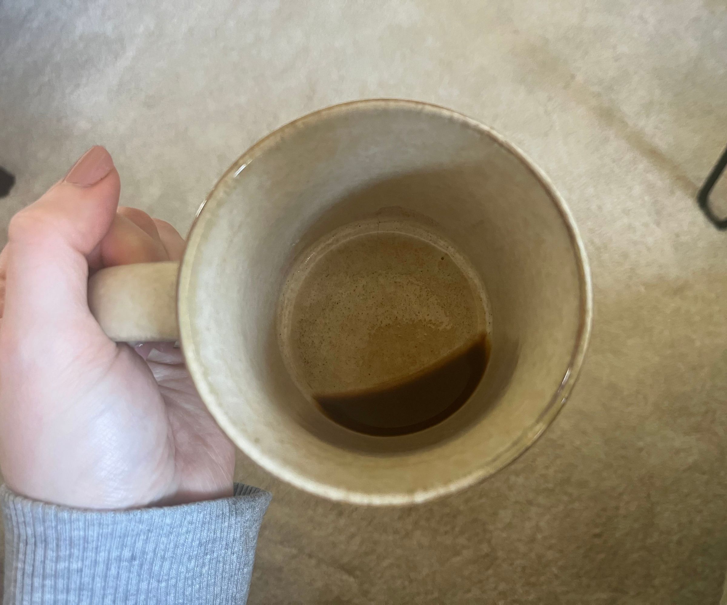 Der Boden einer Kaffeetasse mit einer kleinen Menge Kaffee im Boden.