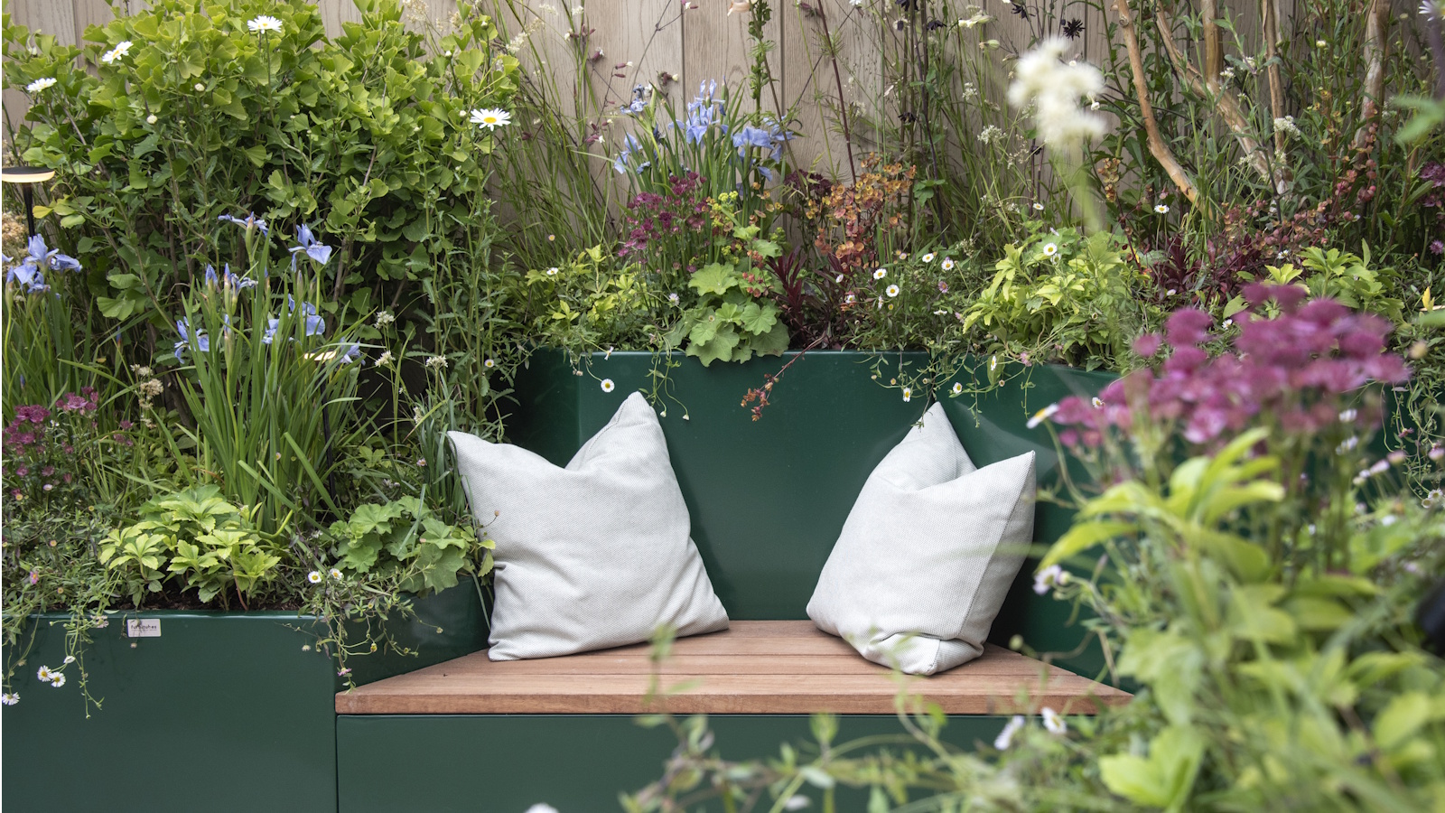 RHS Chelsea Flower Show 2026 Bank mit rundum geschichteter Bepflanzung