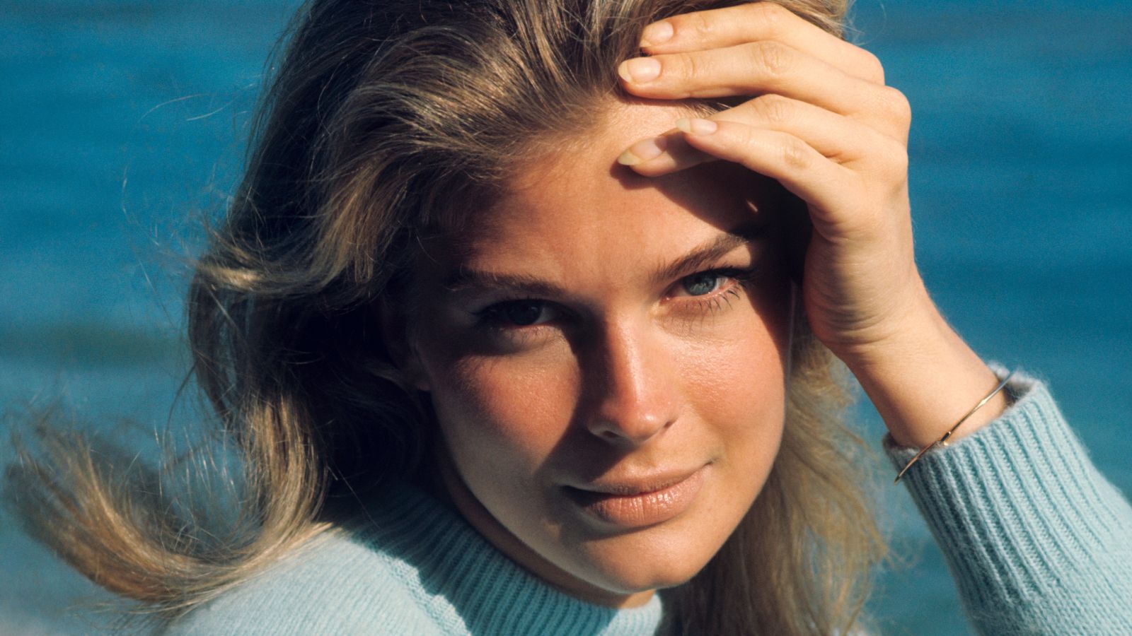 Candice Bergen auf blauem Hintergrund