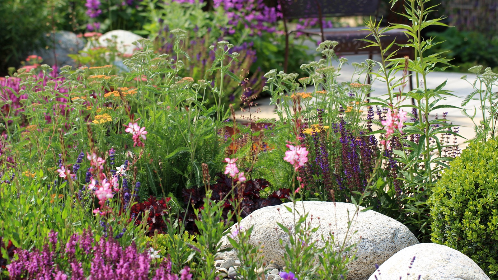 Gartenbegrenzung in verschiedenen Höhen