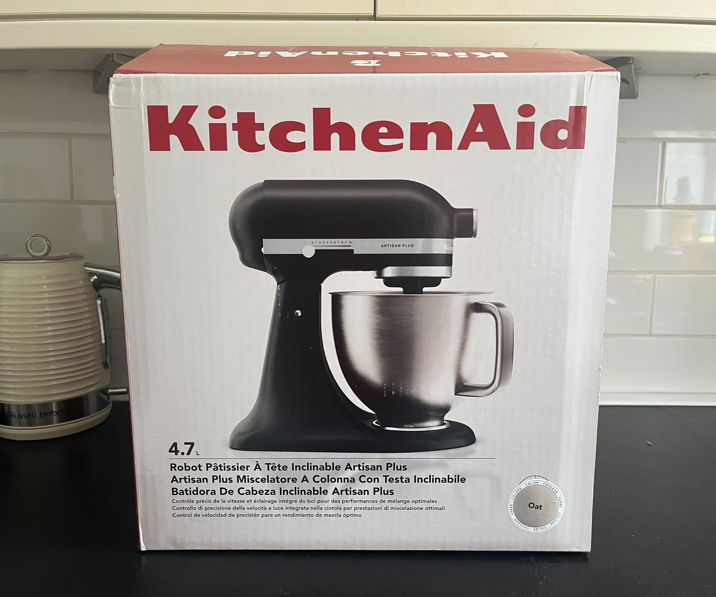 Eine KitchenAid Artisan Plus-Box für eine Küchenmaschine mit dem Bild einer schwarzen Küchenmaschine auf der Vorderseite.