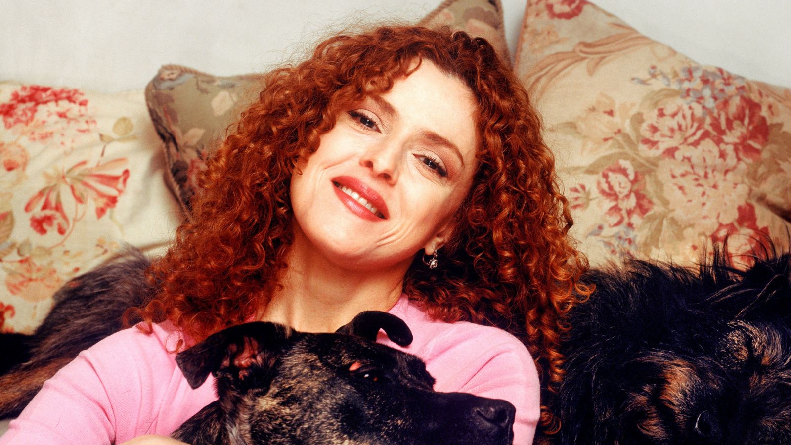 Bernadette Peters in ihrem Wohnzimmer in den 90ern