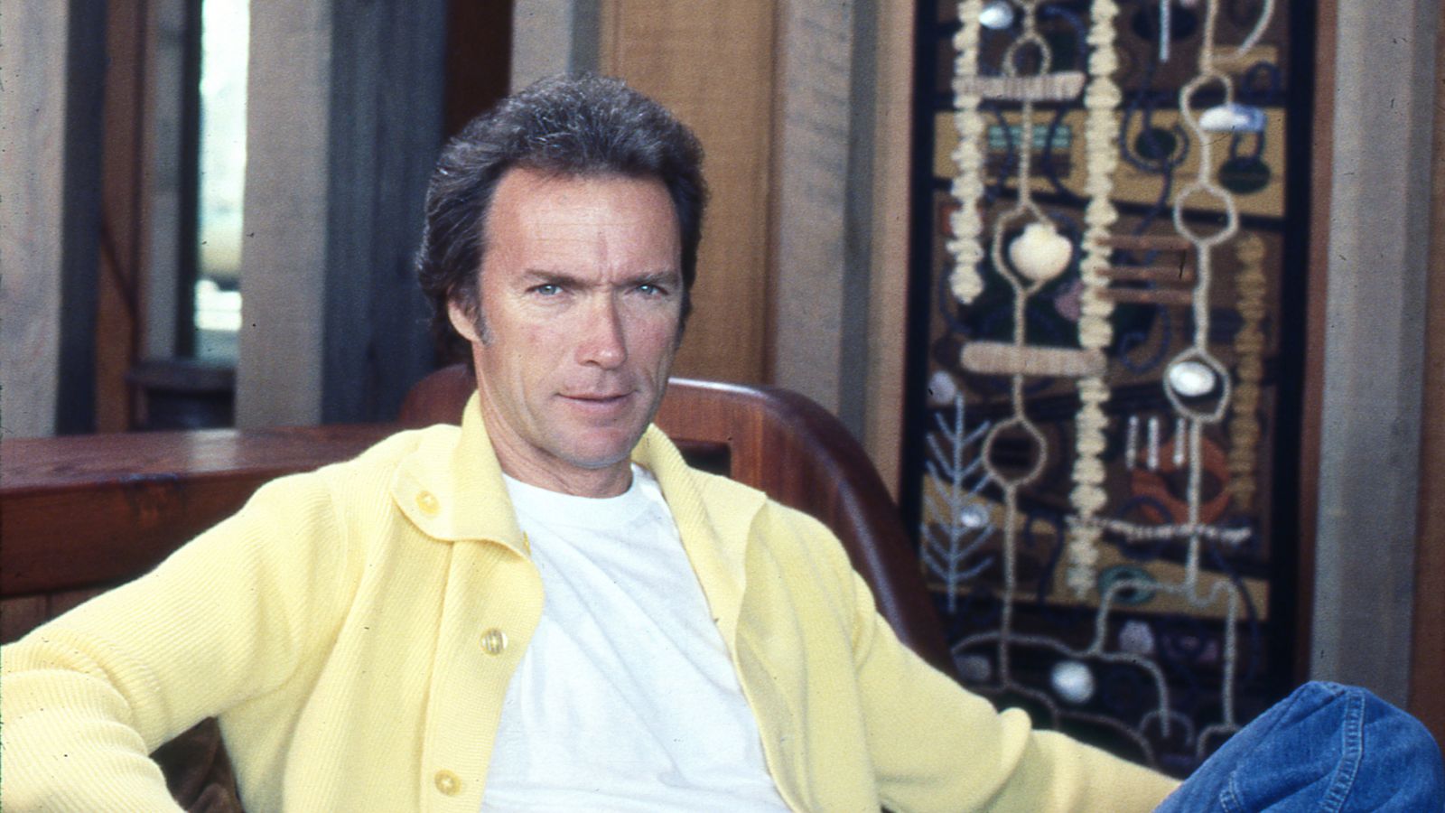 Clint Eastwood auf braunem Hintergrund
