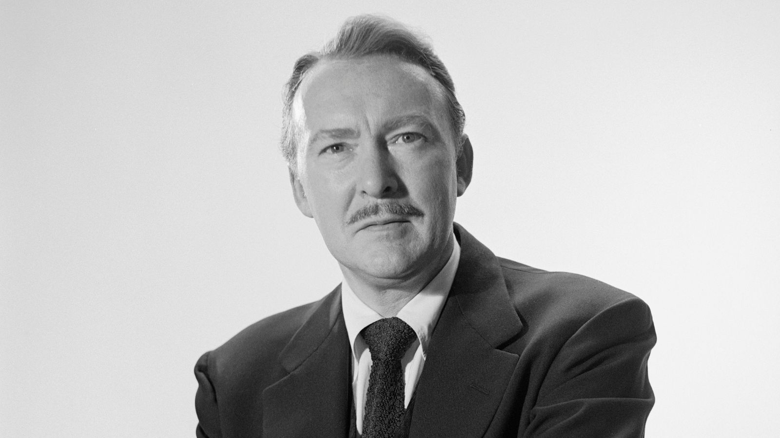 Albert Dekker in Schwarz und Weiß