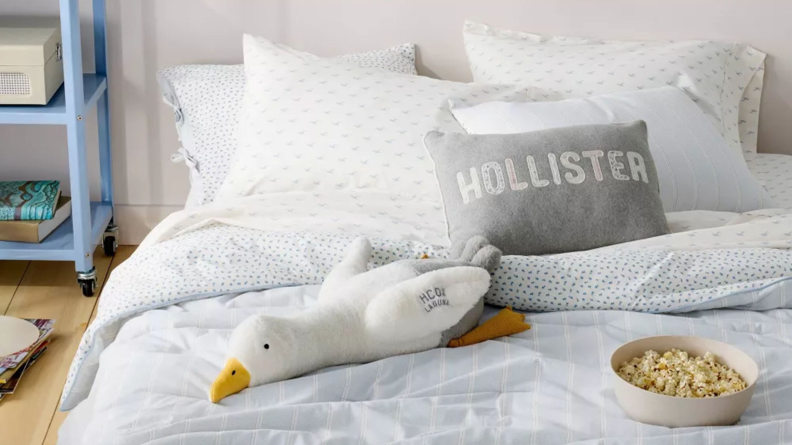 Ich bin im Kalifornien der 2000er Jahre aufgewachsen. Wenn ich also heute aufs College gehen würde, wäre diese neue Bettwäsche von Hollister x Target ein Muss in meinem Wohnheimzimmer