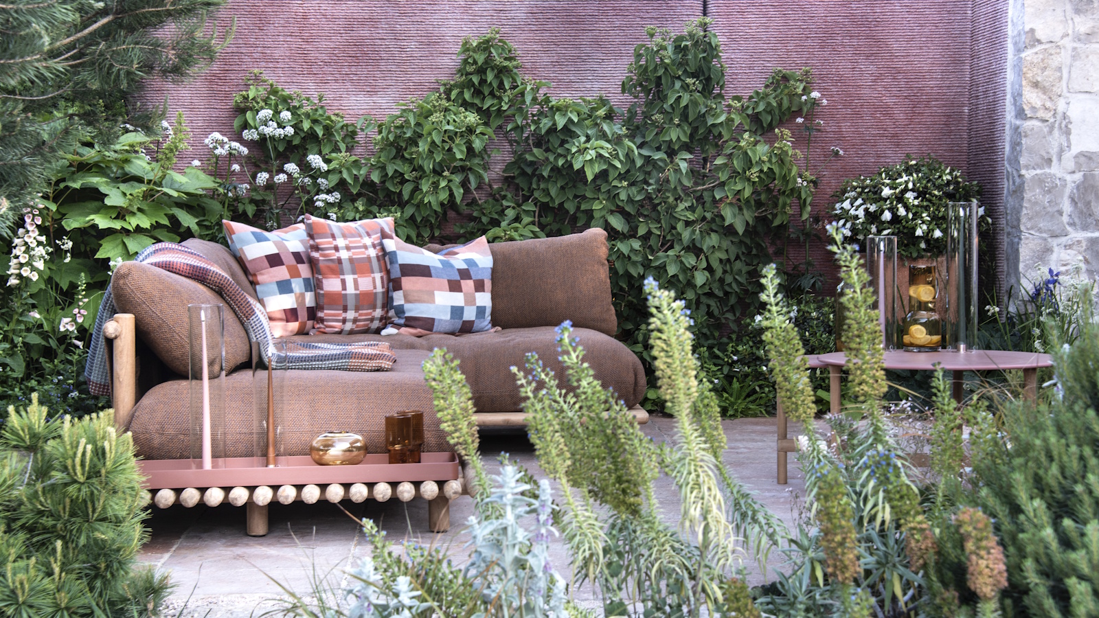 RHS Chelsea 2025 Garten mit Terrakottatönen
