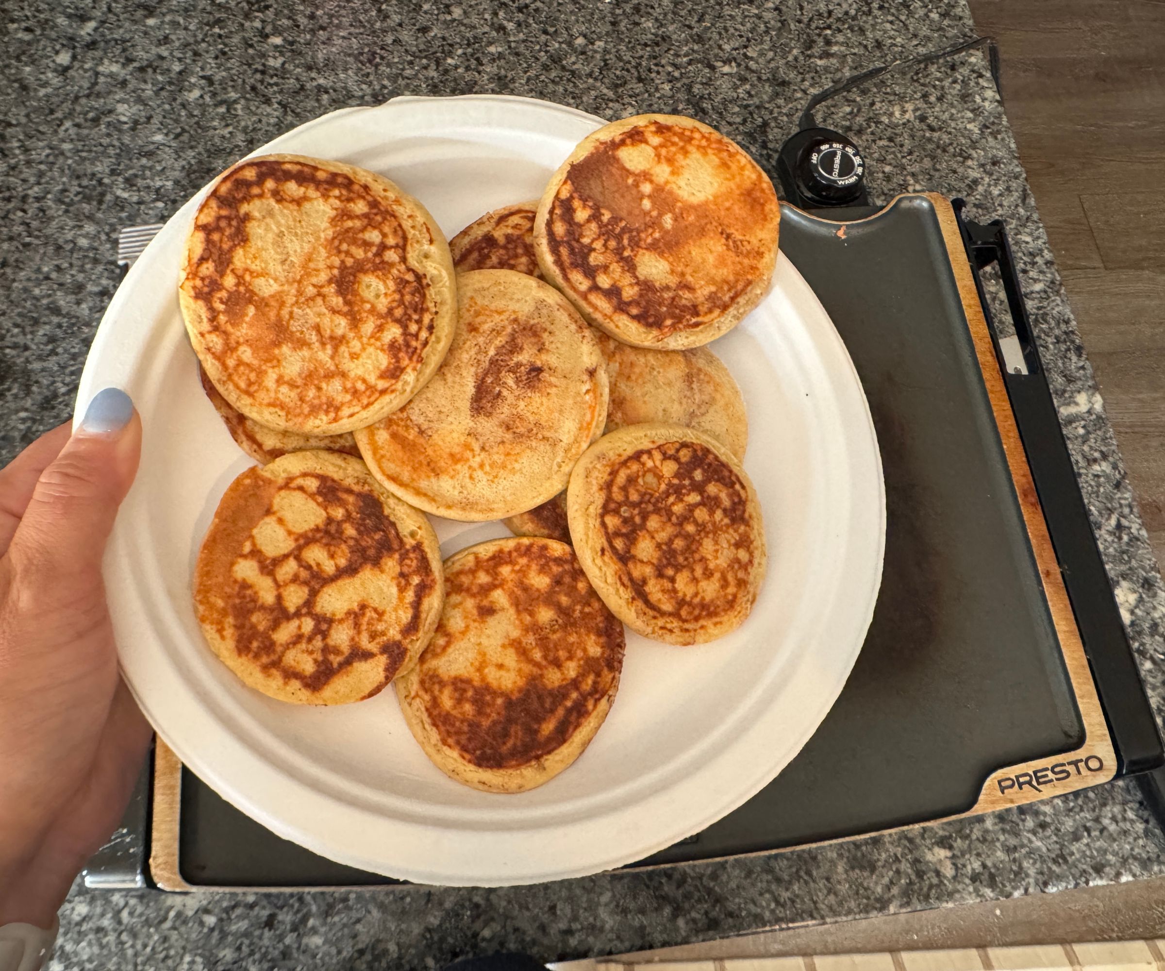Ein Teller mit gleichmäßig gebräunten Mini-Pfannkuchen.
