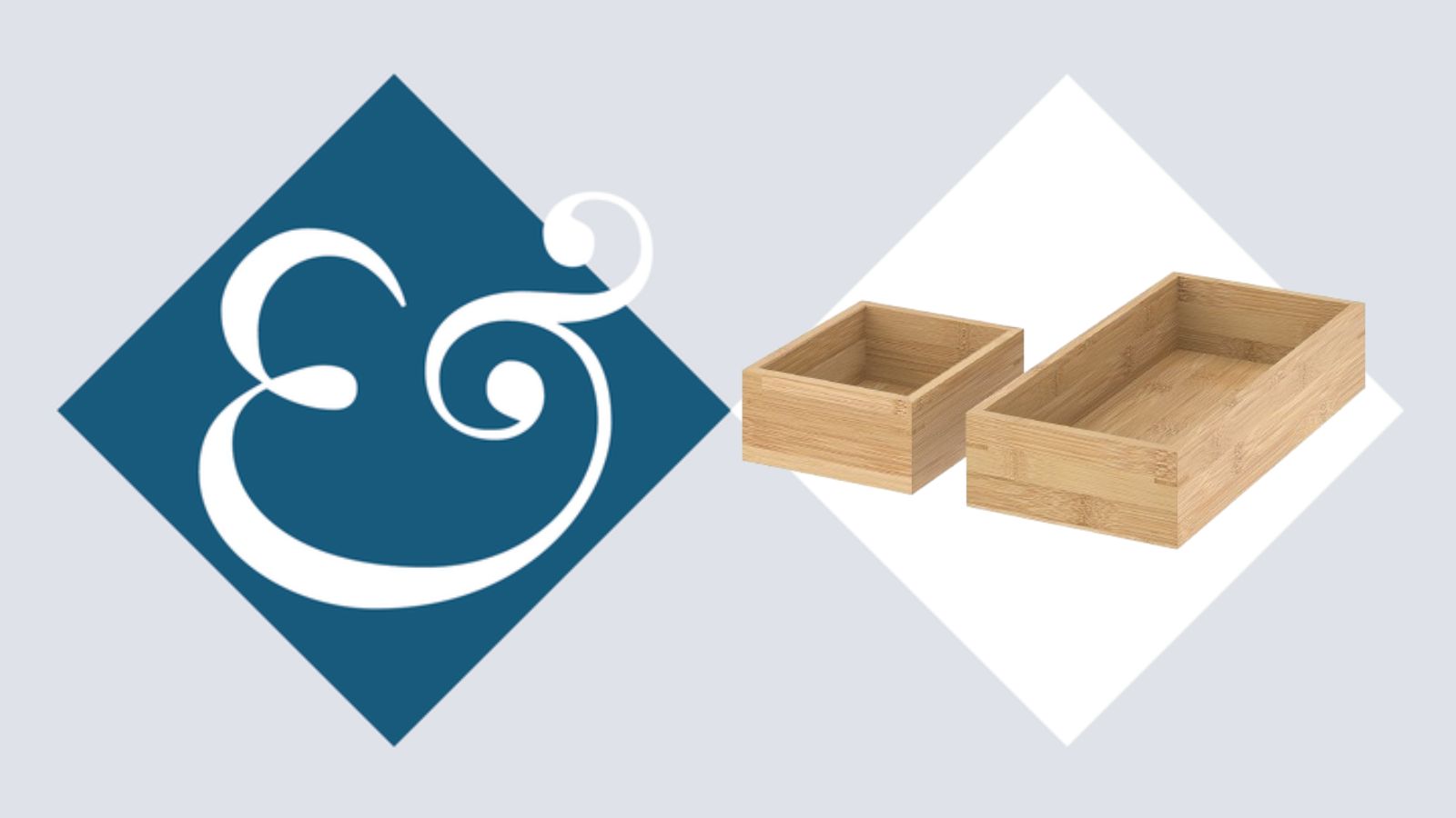 Zwei Organisationstabletts aus Bambus von IKEA auf einem hellblauen H&G-Hintergrund, rechts von einer weißen Raute umrahmt, links das kaufmännische Und-Logo des Magazins auf einer dunkelblauen Raute