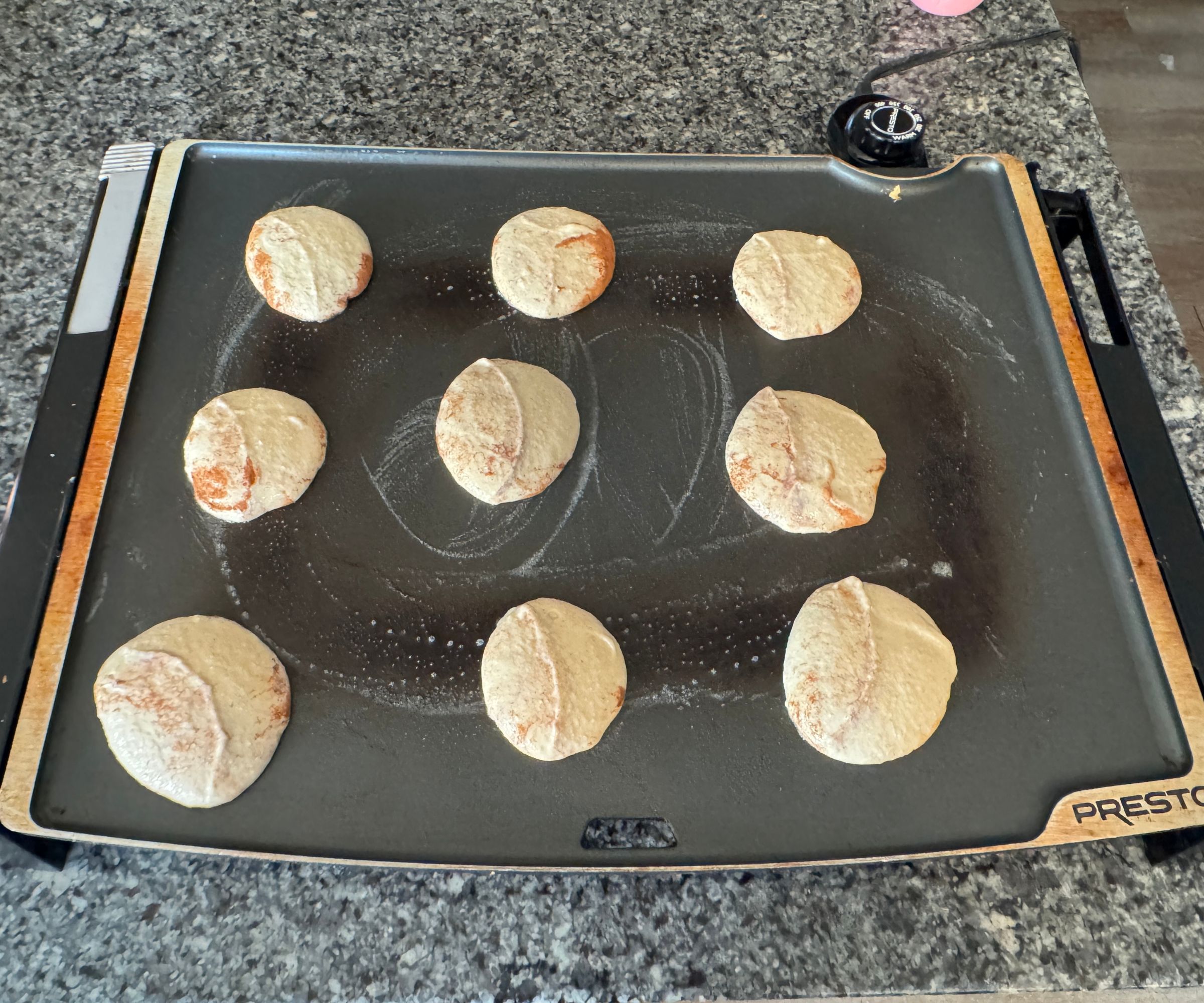Pfannkuchen lassen sich besser auf einem steckbaren Elektroherd zubereiten.