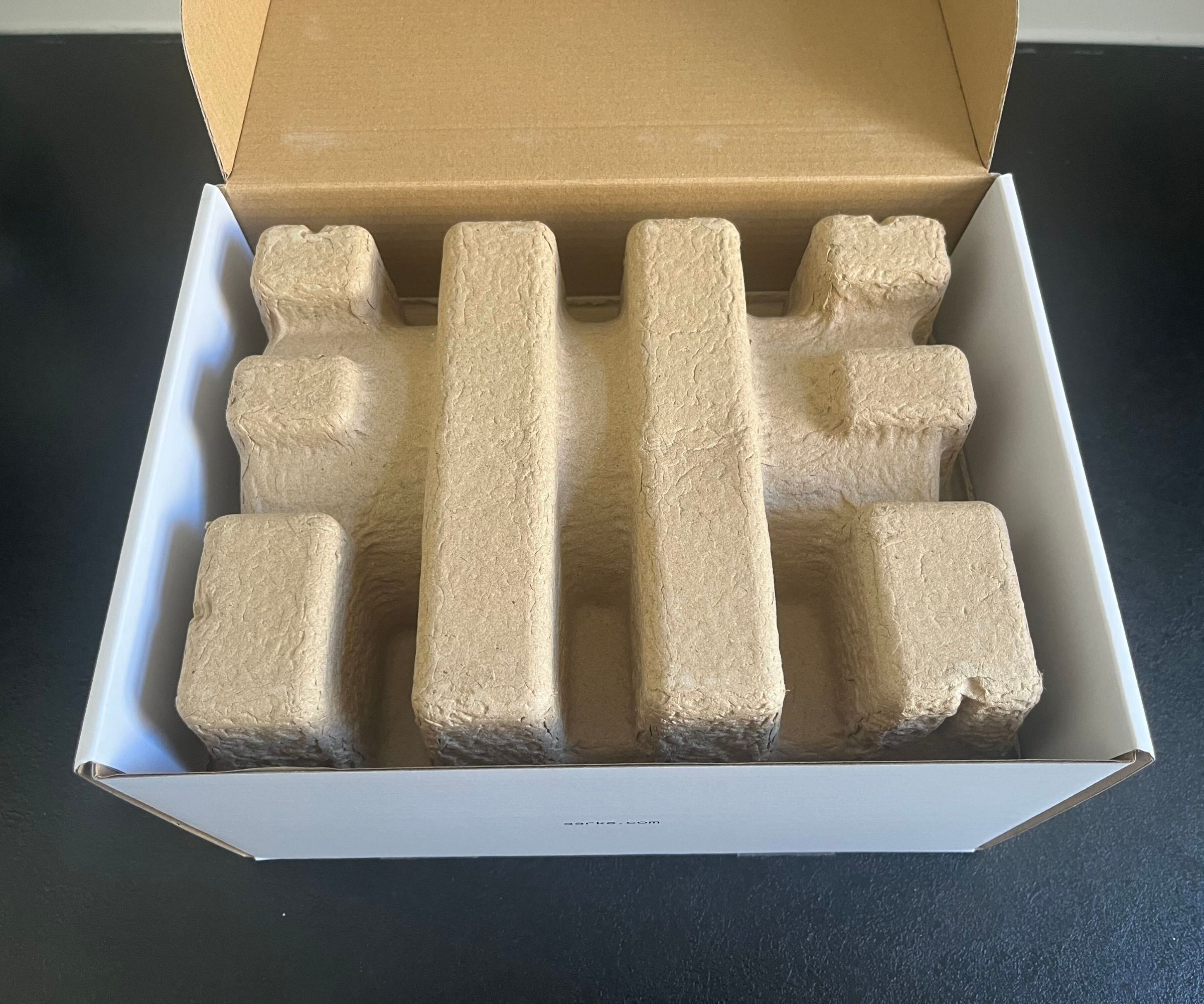 Das Innere eines Kartons mit Kartonverpackung