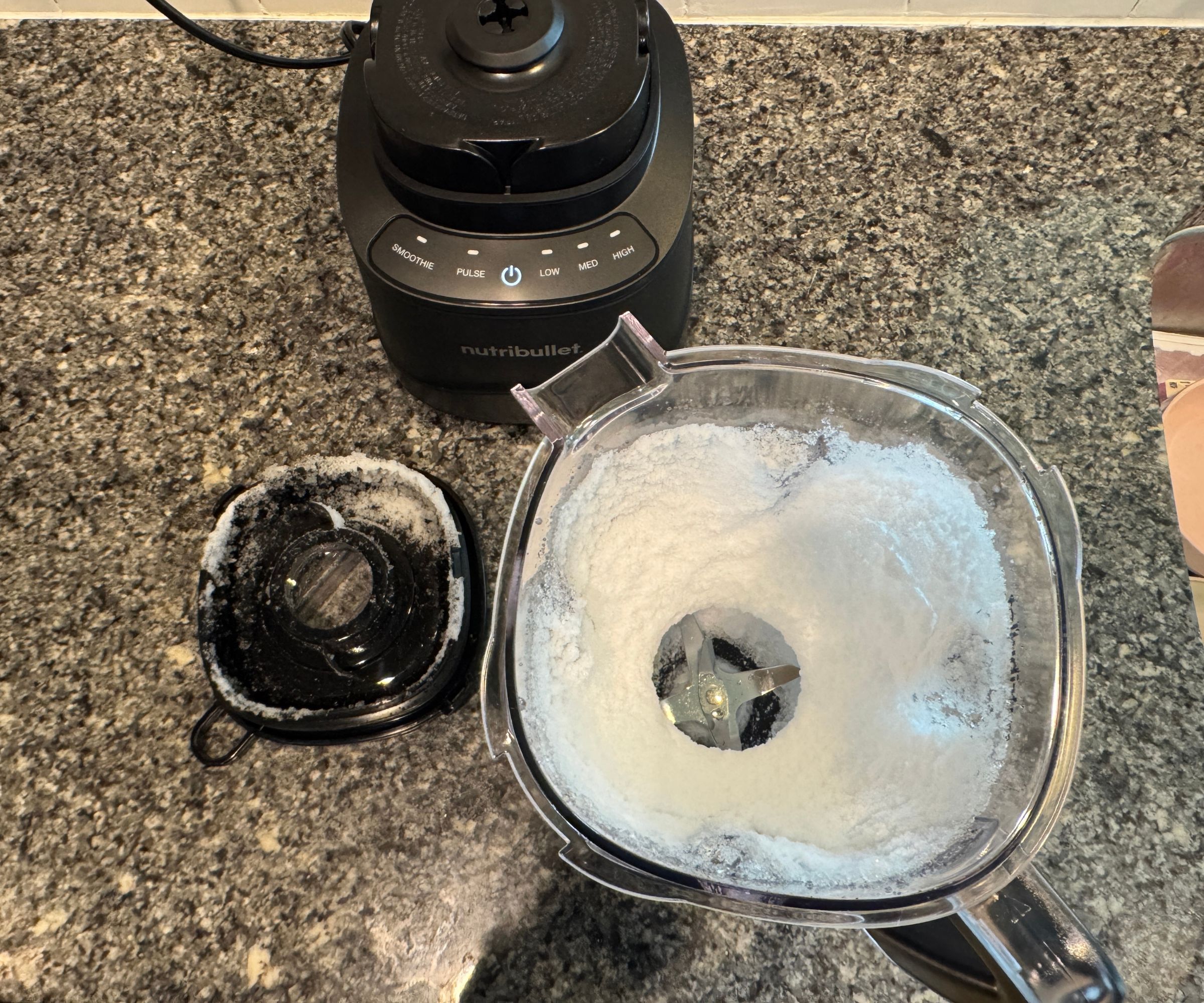 Zerstoßenes Eis in einem Mixerkrug.