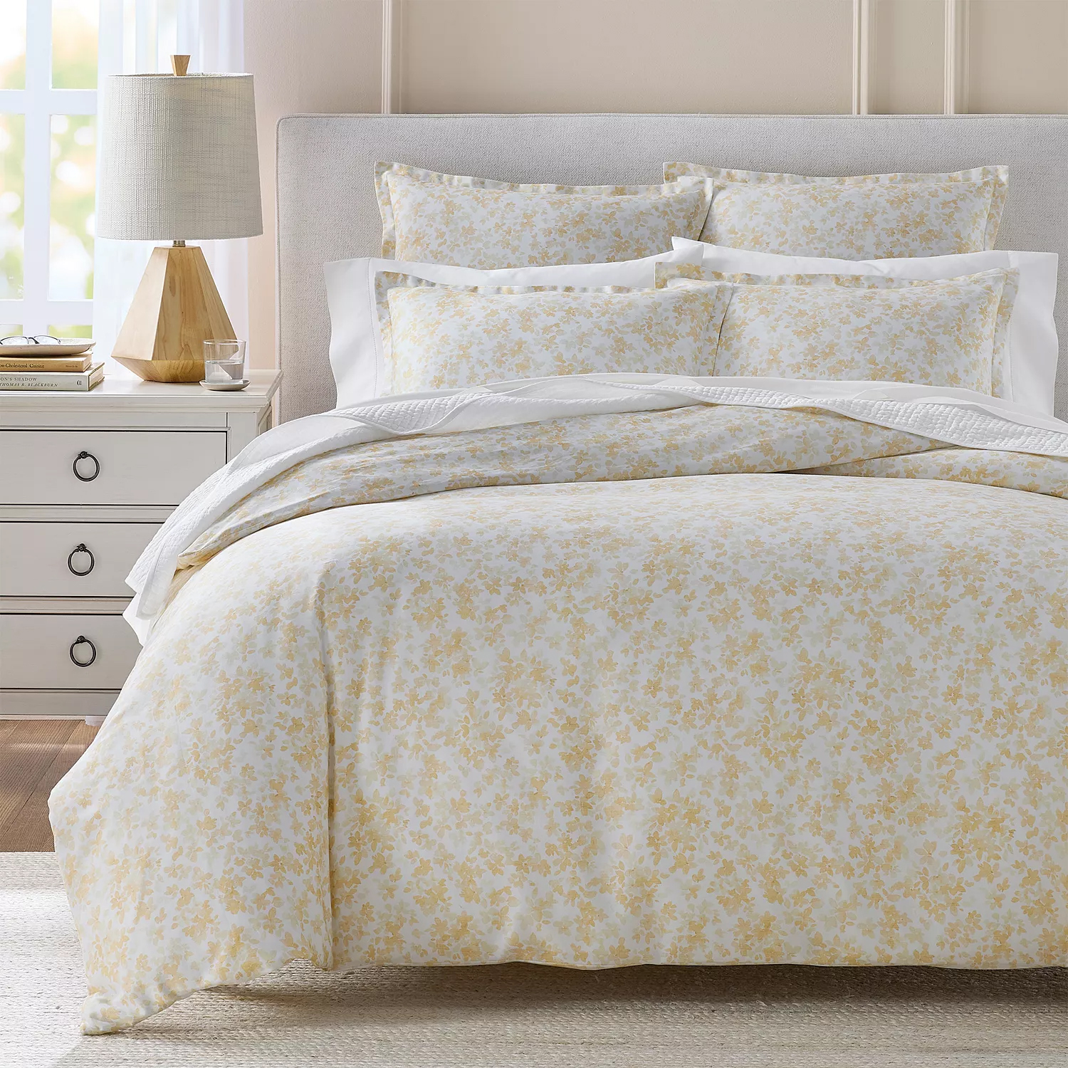 Collagenbild von Frühlingsbettwäsche von Bloomingdale's