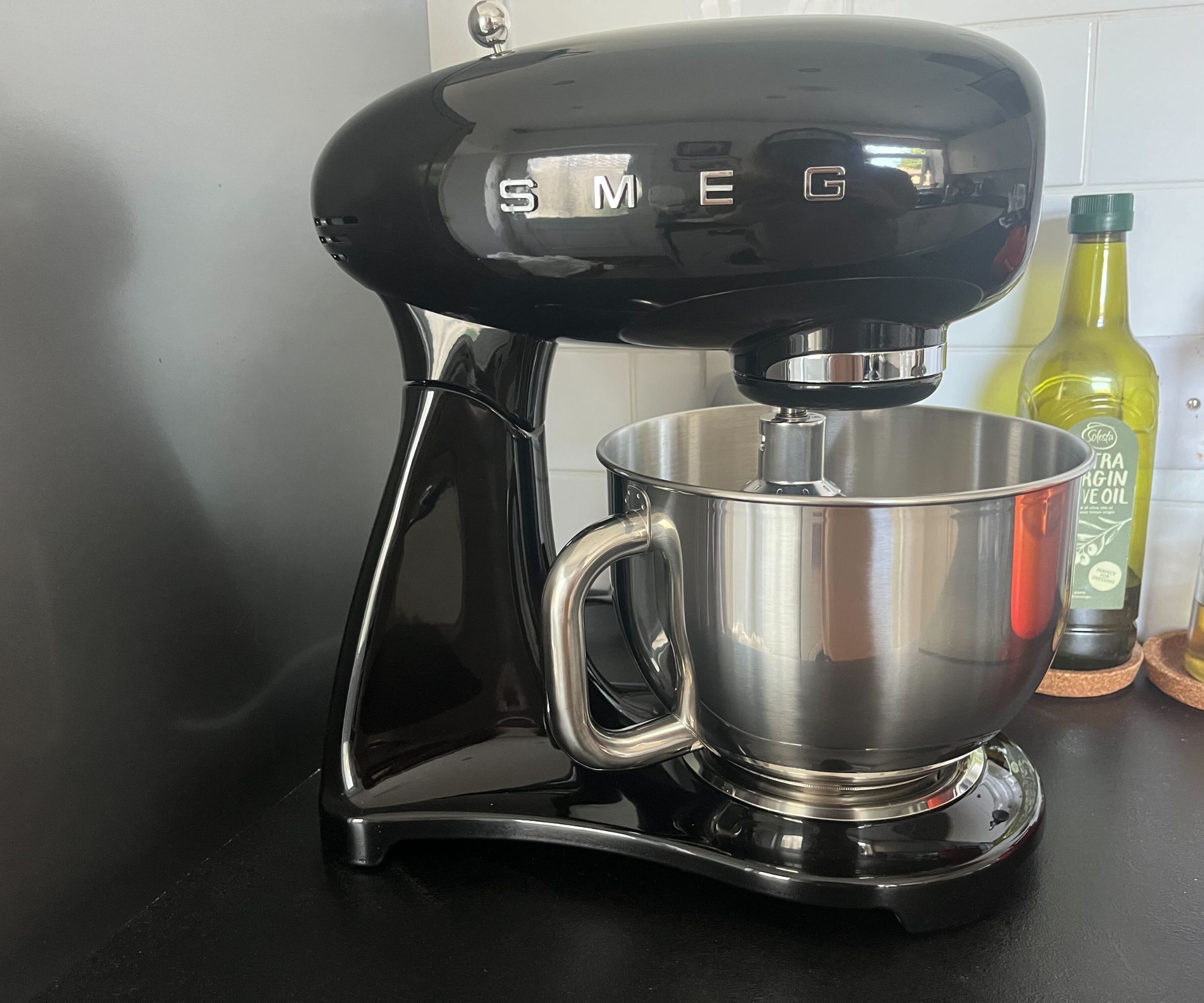 Ein schwarzer Standmixer der Marke SMEG auf einer Küchentheke.