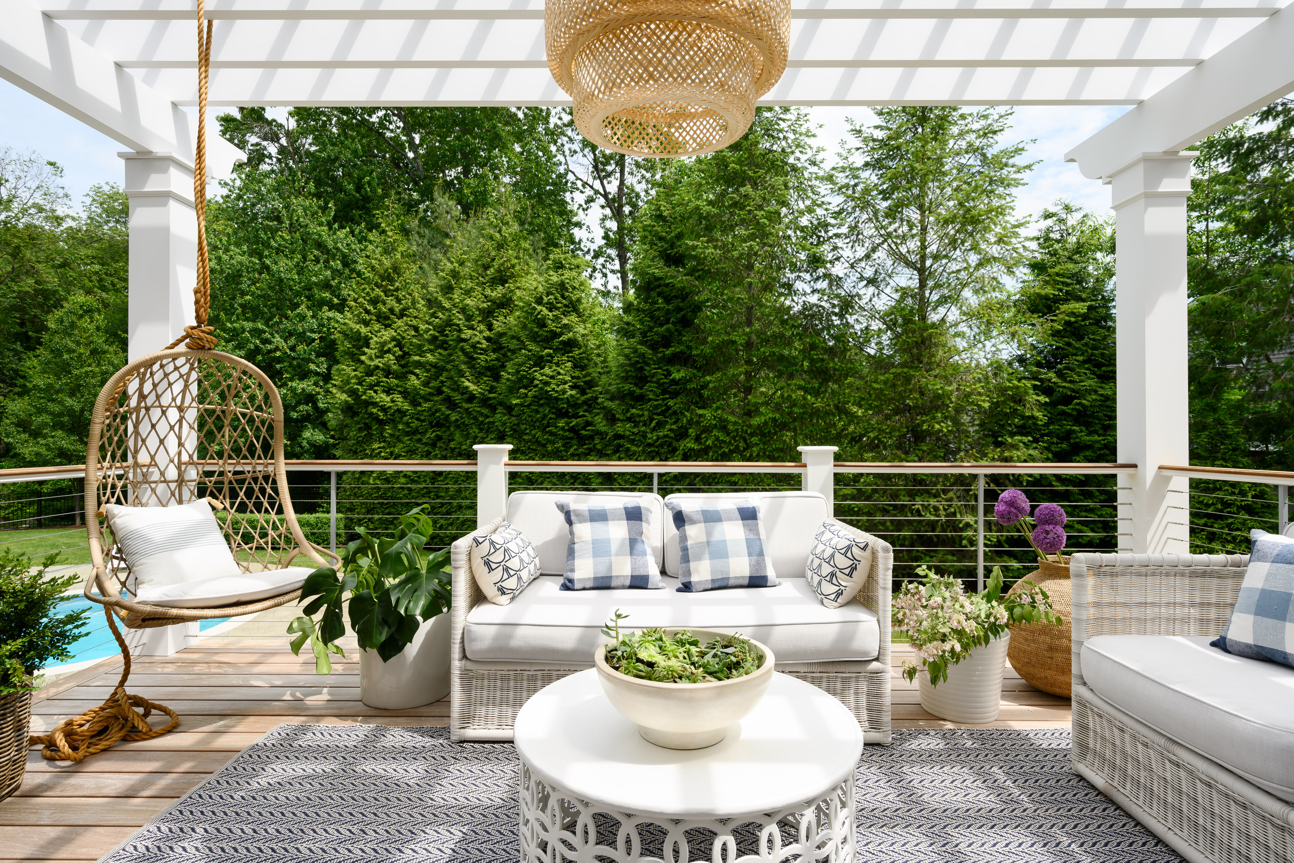 Weiße Terrassenmöbel auf einer Terrasse mit Pergola