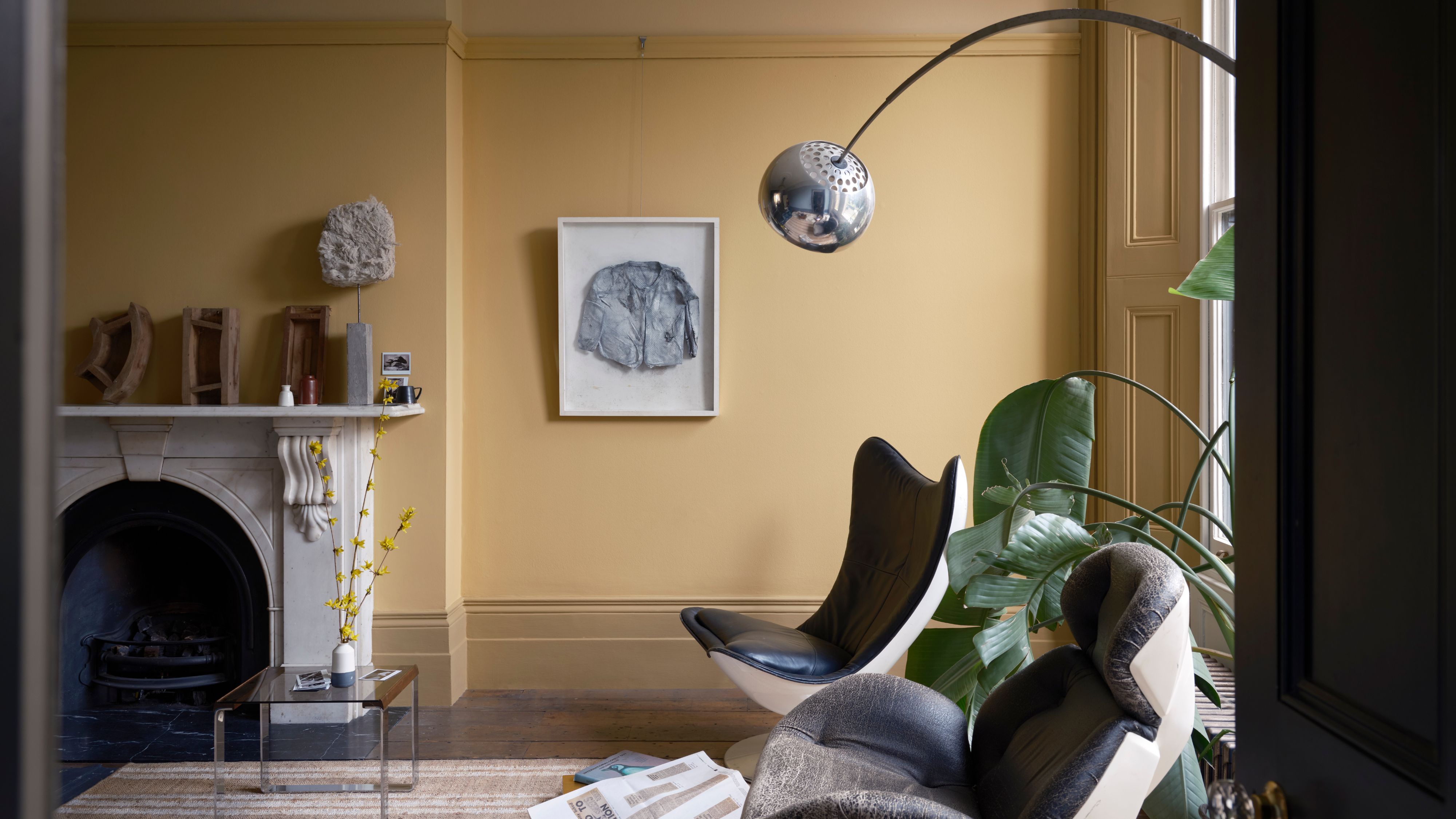 Hellgelbes Wohnzimmer mit Möbeln im Mid-Century-Stil 
