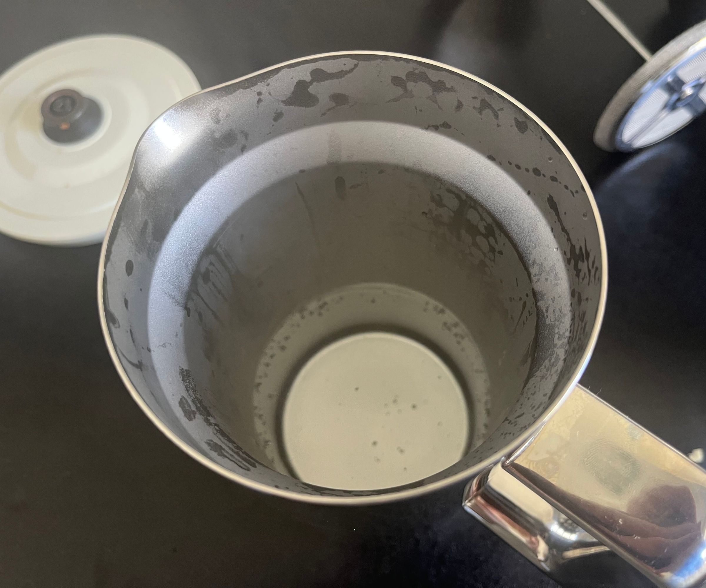 Das beschlagene Innere einer Kaffeepresse aus Edelstahl