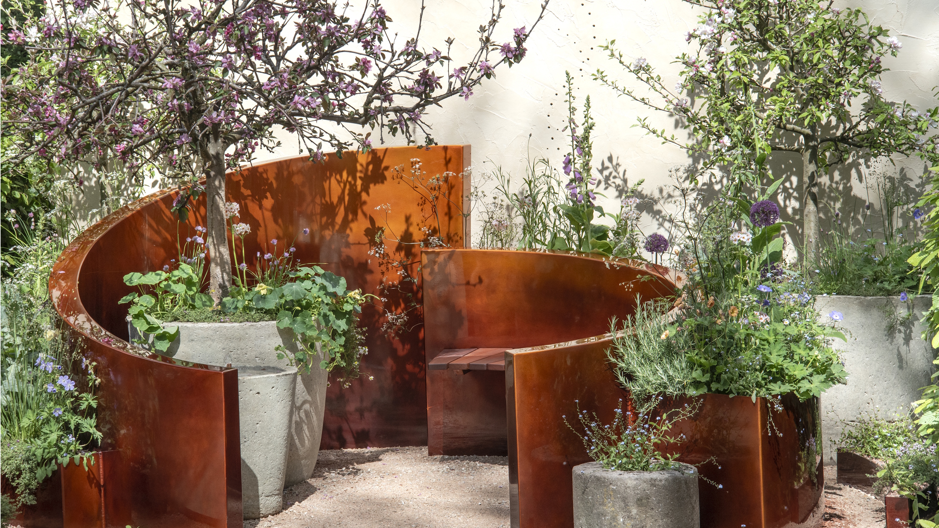 Sitzbereich der RHS Chelsea Flower Show 2026 mit Topfpflanzen