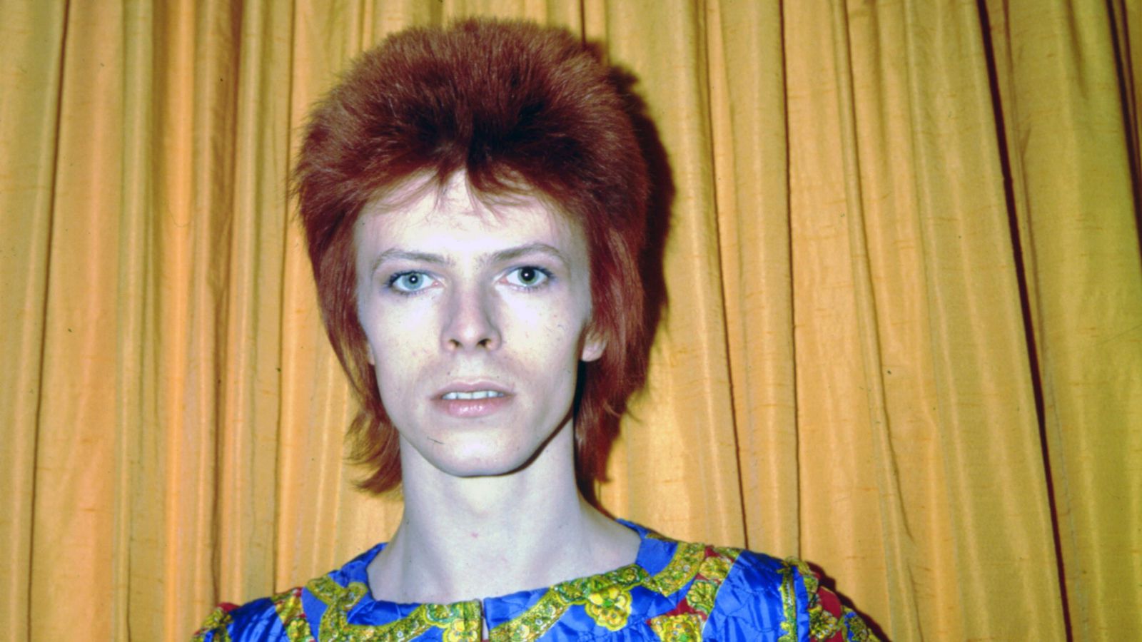 David Bowie auf gelbem Hintergrund