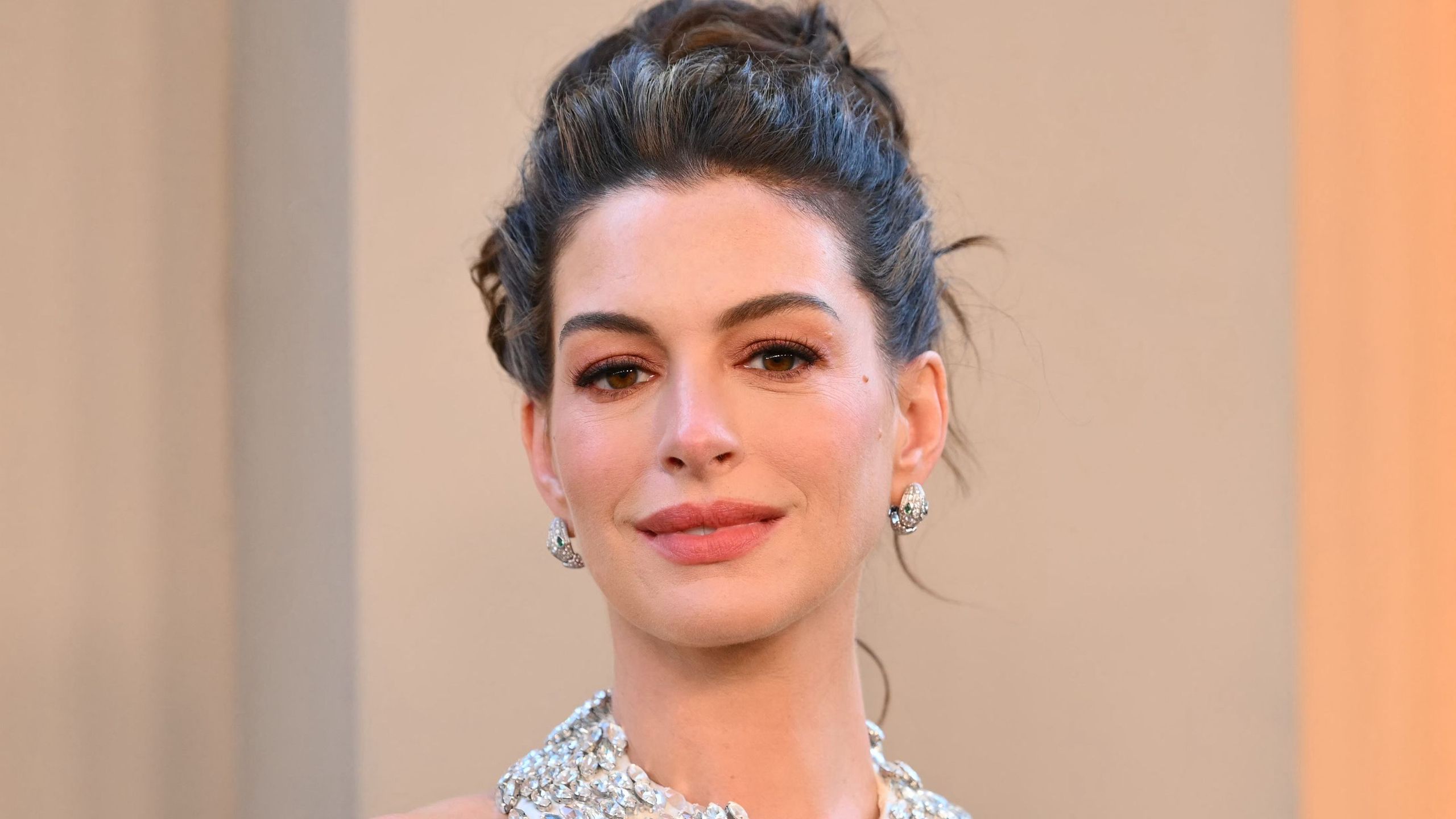 Anne Hathaway lehnt komplett weiße Innenräume ab und bricht mit ihrem meisterhaften Sitz-Twist eine „Kardinalfarbenregel“.