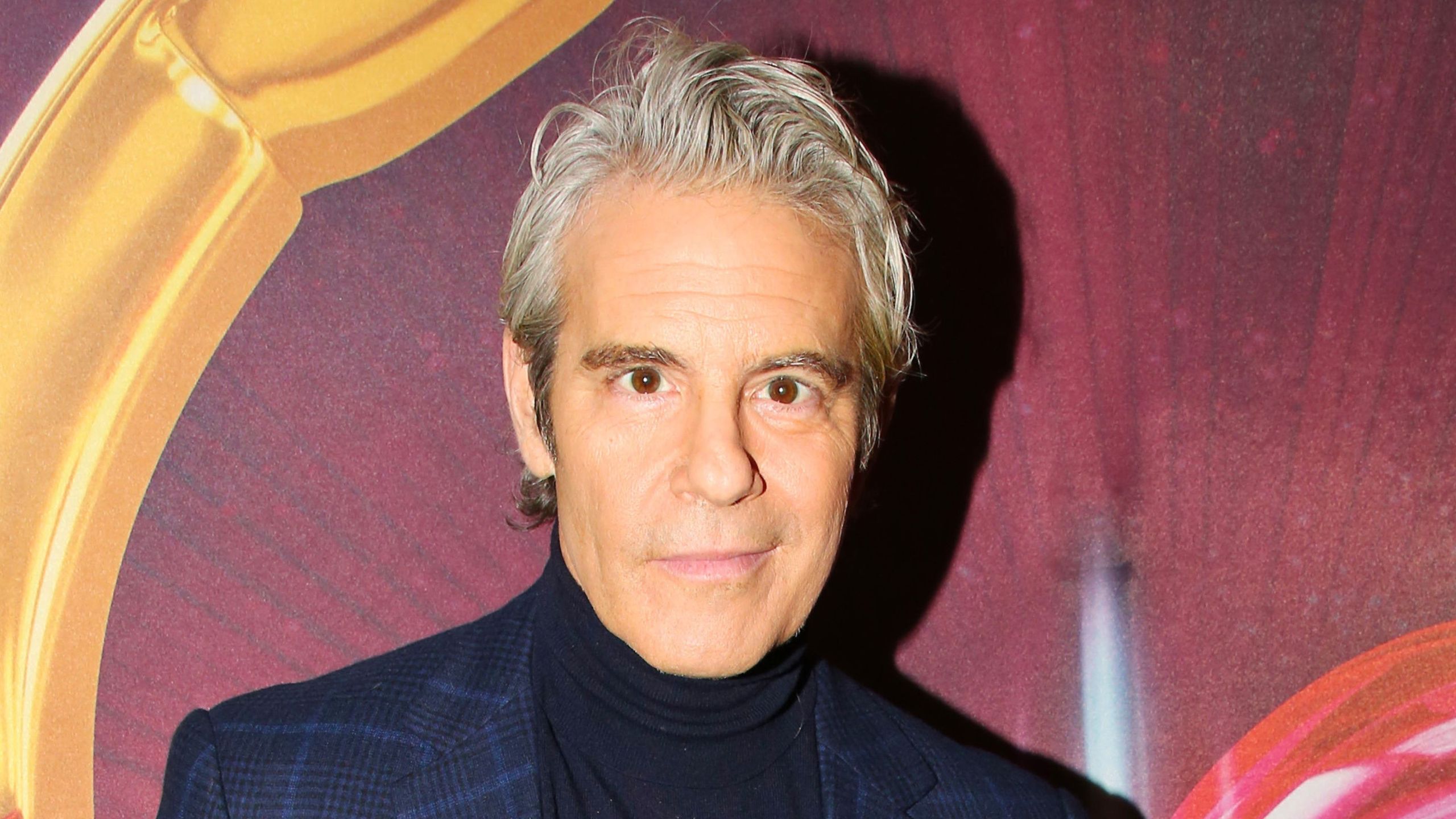 Braune Wohnzimmer sind in Ordnung, aber Andy Cohen beweist, dass das Hinzufügen von Juwelentönen sie so viel reicher macht – es ist die Palette der unbesungenen Helden des Jahres 2026