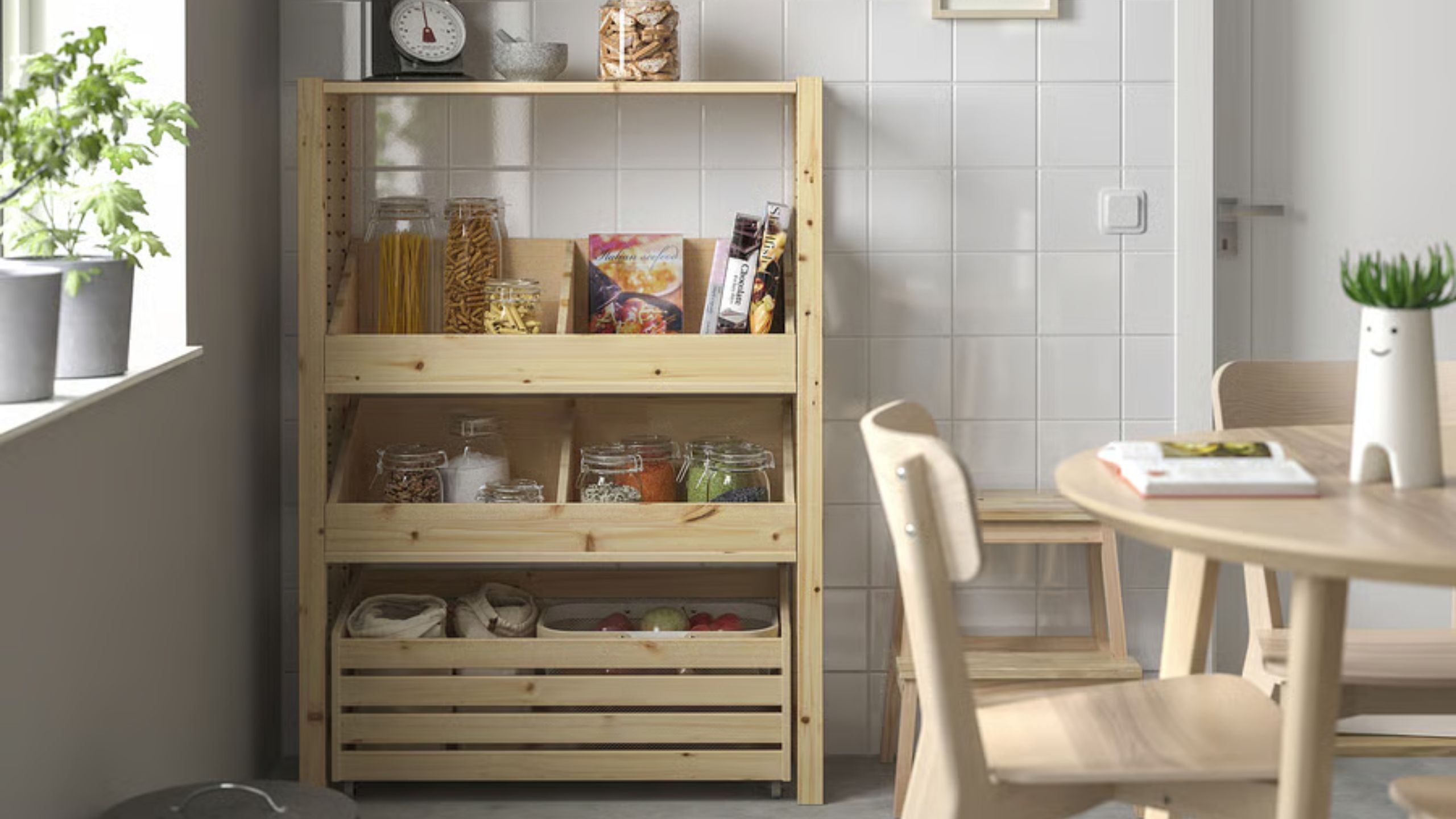 Das intelligente Regal von IKEA ist die einfachste Möglichkeit, den Stauraum in der Küche zu maximieren – es ist eine perfekte Alternative zu einer Speisekammer auf kleinem Raum